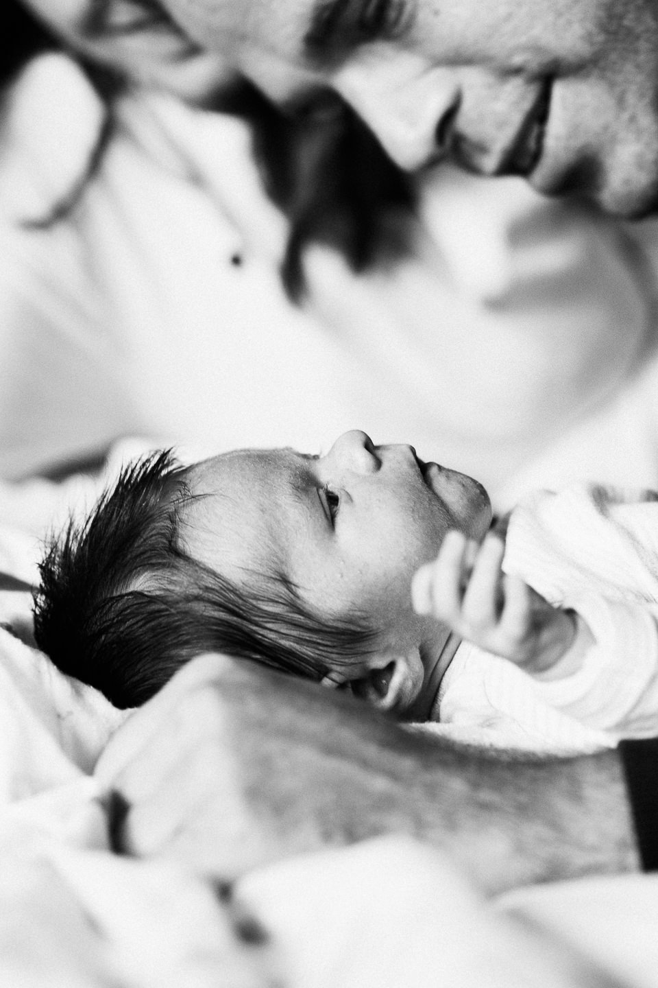 Familienfotograf Karlsruhe Homestory Newborn Fotoshooting Natuerliche Fotografie Echtes Leben Echte Fotografie Neugeborenenfotografie