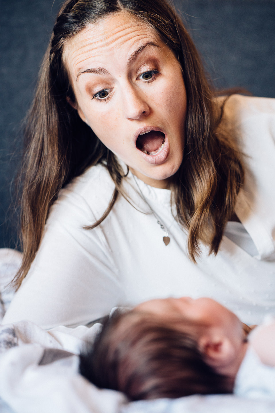 Familienfotograf Karlsruhe Homestory Newborn Fotoshooting Natuerliche Fotografie Echtes Leben Echte Fotografie Neugeborenenfotografie