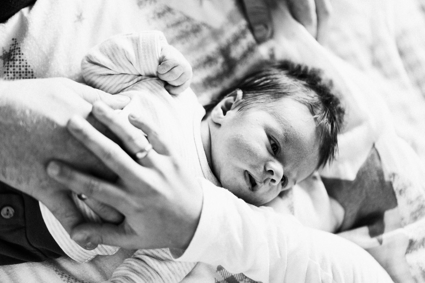 Familienfotograf Karlsruhe Homestory Newborn Fotoshooting Natuerliche Fotografie Echtes Leben Echte Fotografie Neugeborenenfotografie