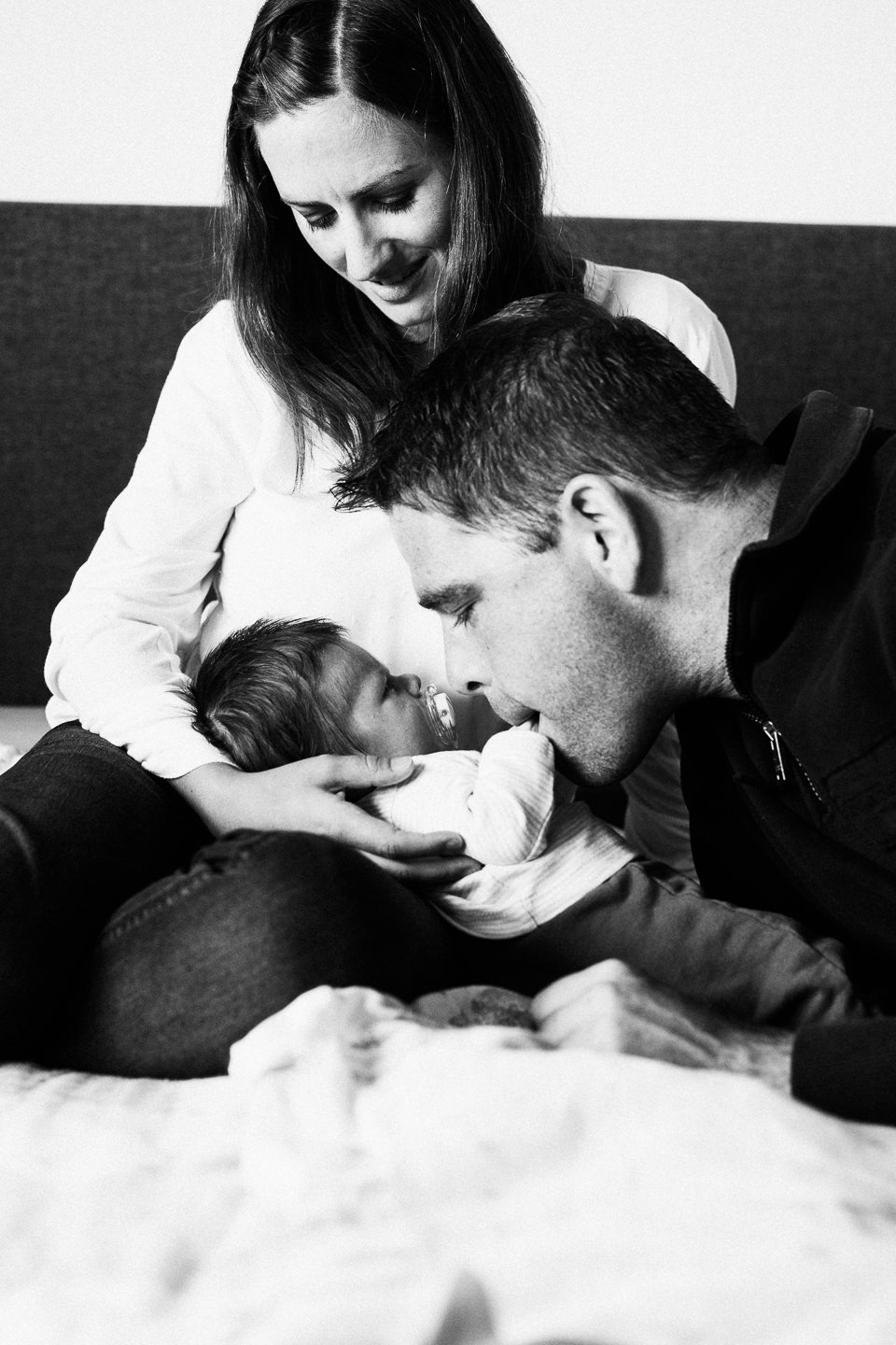 Familienfotograf Karlsruhe Homestory Newborn Fotoshooting Natuerliche Fotografie Echtes Leben Echte Fotografie Neugeborenenfotografie