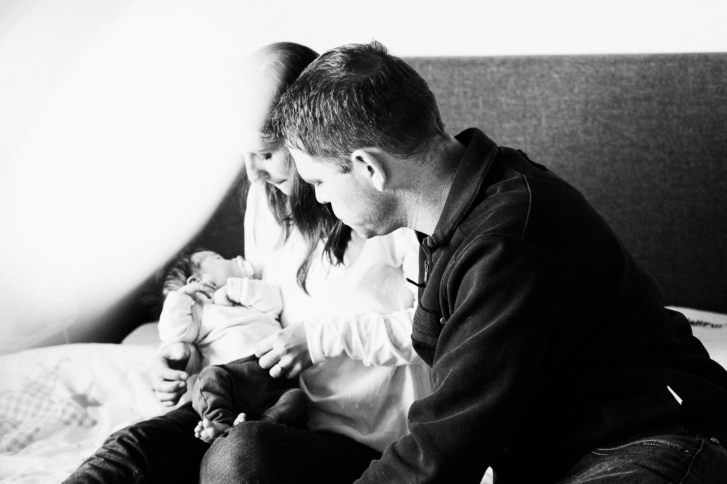 Familienfotograf Karlsruhe Homestory Newborn Fotoshooting Natuerliche Fotografie Echtes Leben Echte Fotografie Neugeborenenfotografie