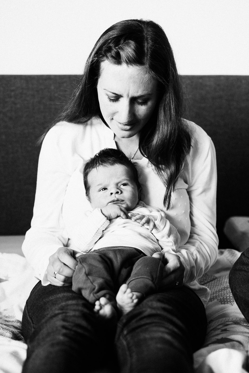 Familienfotograf Karlsruhe Homestory Newborn Fotoshooting Natuerliche Fotografie Echtes Leben Echte Fotografie Neugeborenenfotografie