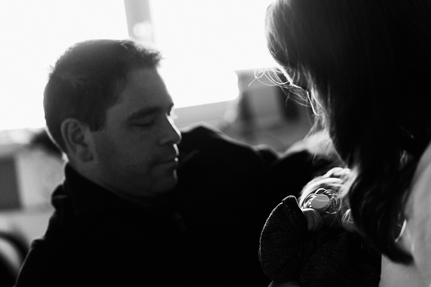 Familienfotograf Karlsruhe Homestory Newborn Fotoshooting Natuerliche Fotografie Echtes Leben Echte Fotografie Neugeborenenfotografie