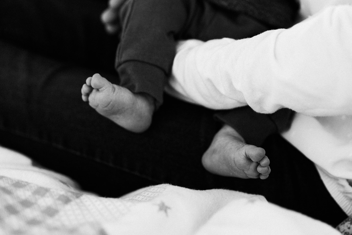 Familienfotograf Karlsruhe Homestory Newborn Fotoshooting Natuerliche Fotografie Echtes Leben Echte Fotografie Neugeborenenfotografie