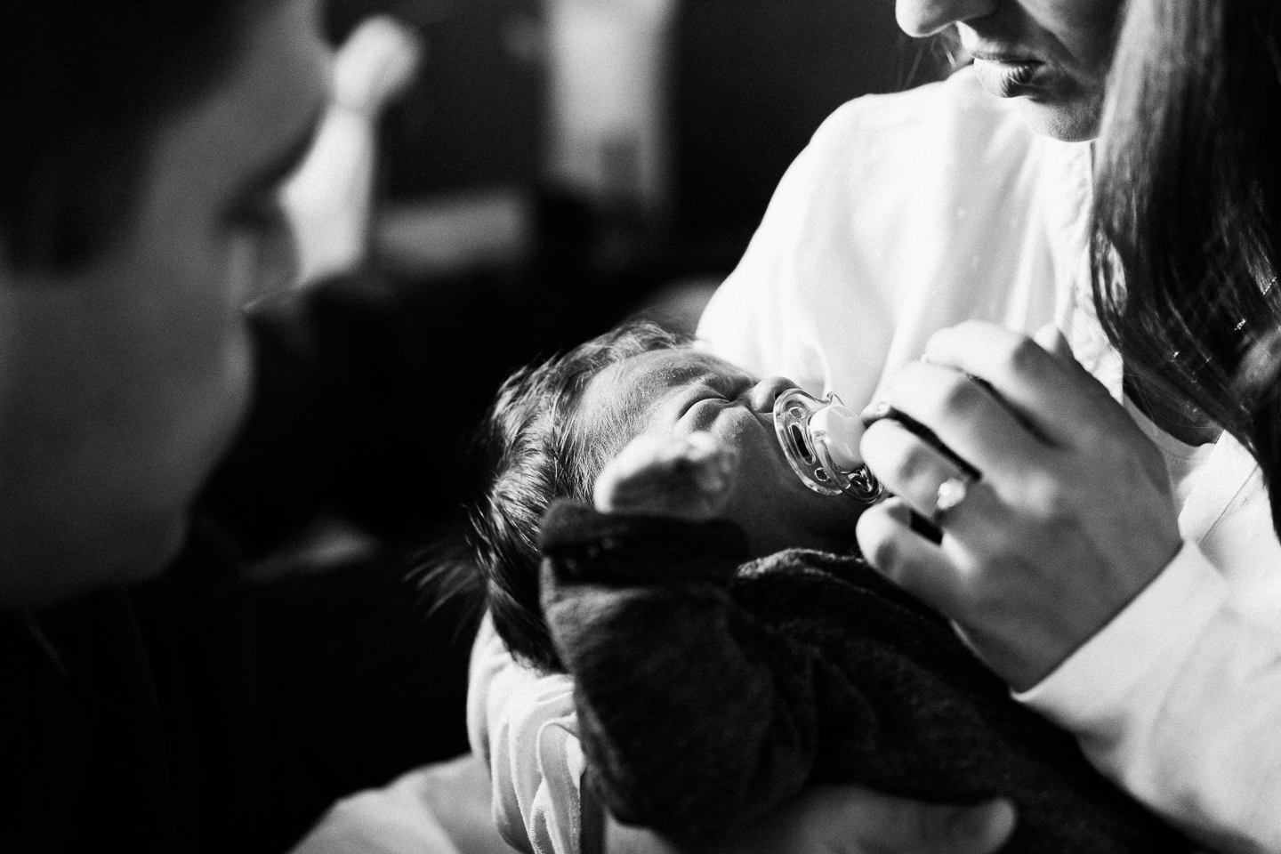 Familienfotograf Karlsruhe Homestory Newborn Fotoshooting Natuerliche Fotografie Echtes Leben Echte Fotografie Neugeborenenfotografie