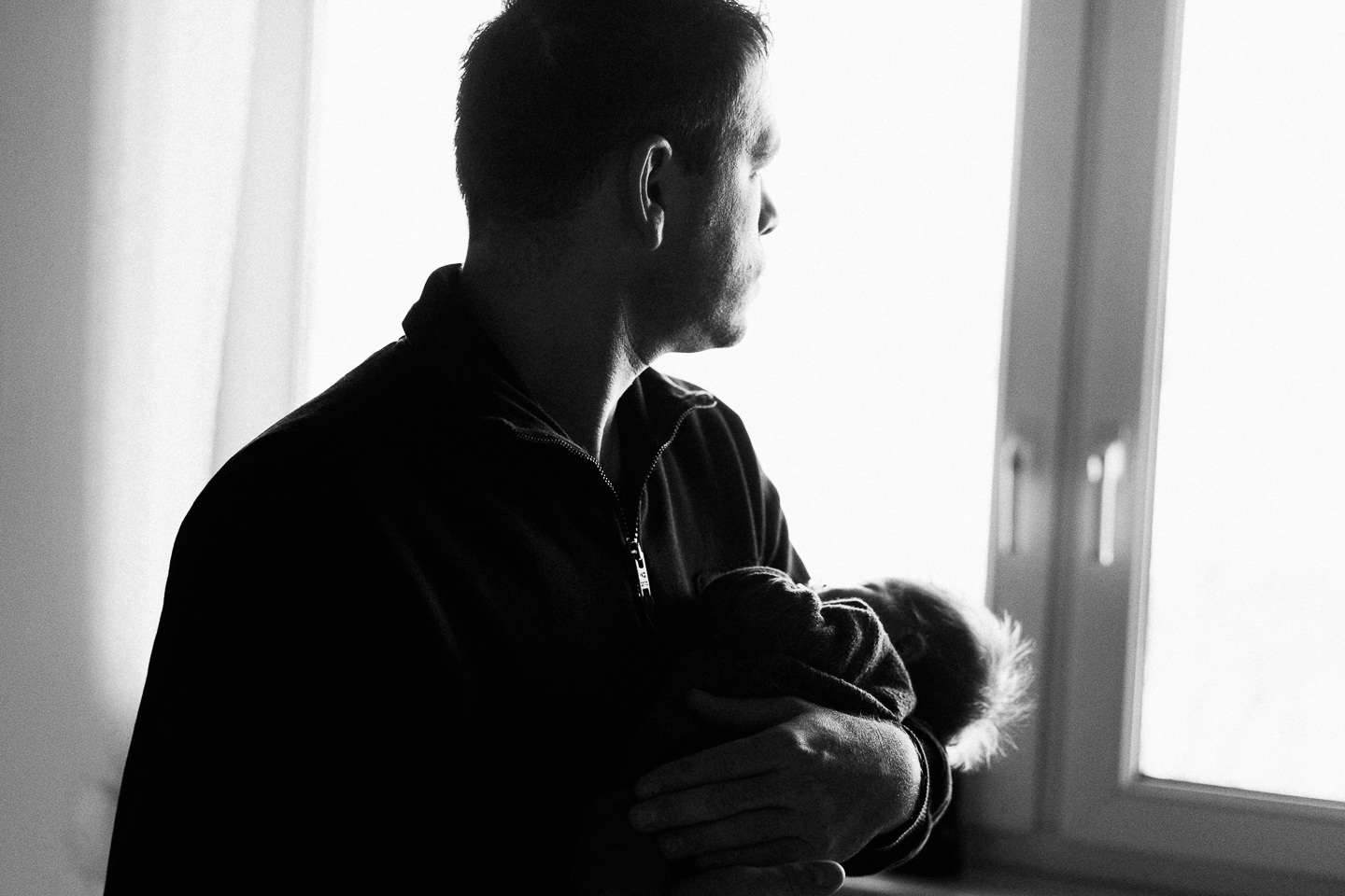 Familienfotograf Karlsruhe Homestory Newborn Fotoshooting Natuerliche Fotografie Echtes Leben Echte Fotografie Neugeborenenfotografie