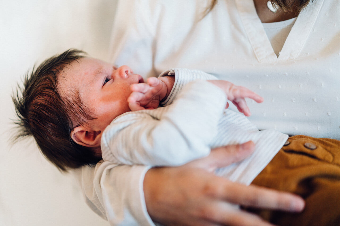 Familienfotograf Karlsruhe Homestory Newborn Fotoshooting Natuerliche Fotografie Echtes Leben Echte Fotografie Neugeborenenfotografie