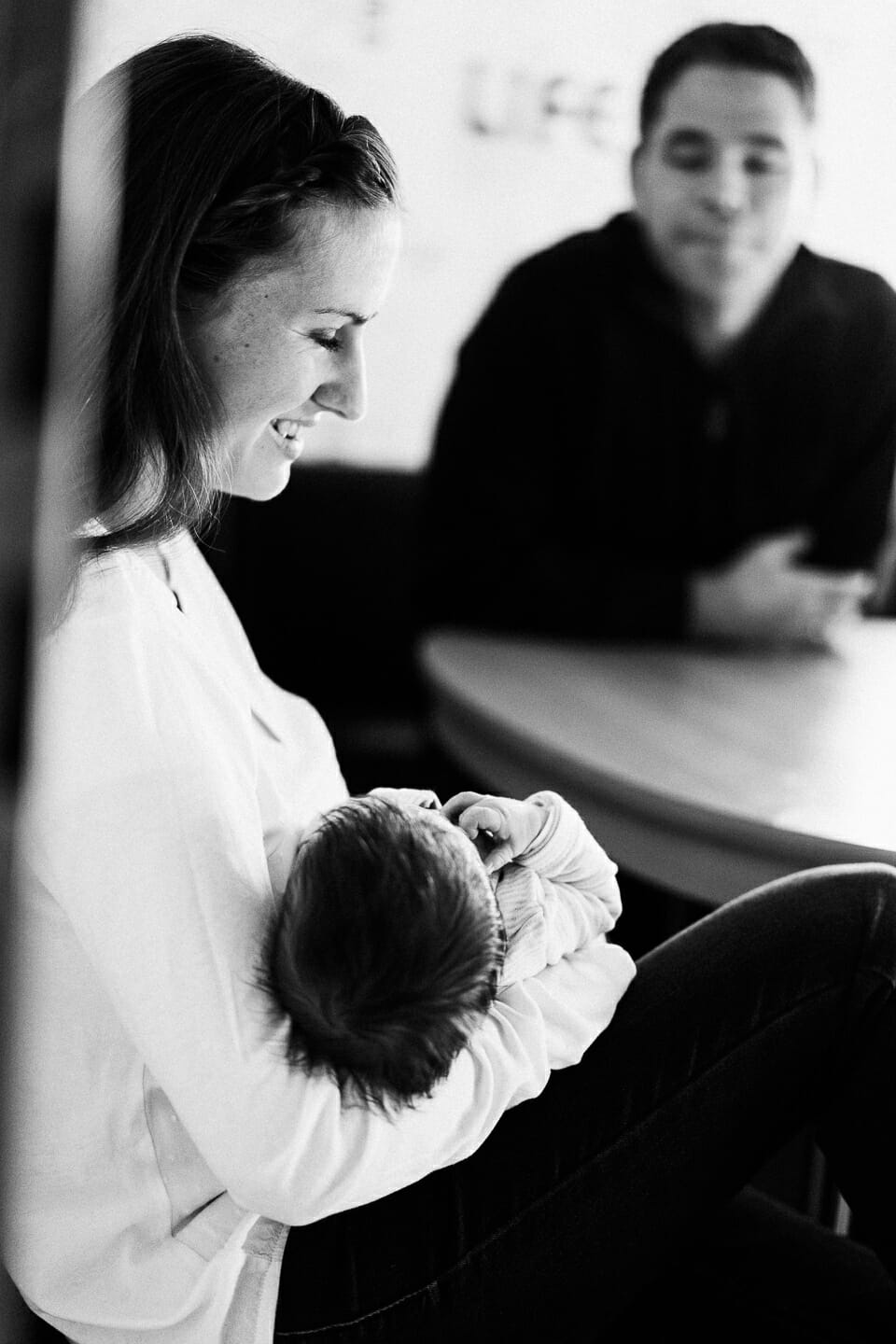 Familienfotograf Karlsruhe Homestory Newborn Fotoshooting Natuerliche Fotografie Echtes Leben Echte Fotografie Neugeborenenfotografie