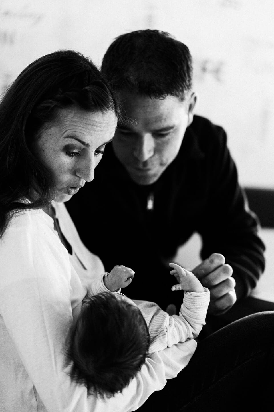 Familienfotograf Karlsruhe Homestory Newborn Fotoshooting Natuerliche Fotografie Echtes Leben Echte Fotografie Neugeborenenfotografie