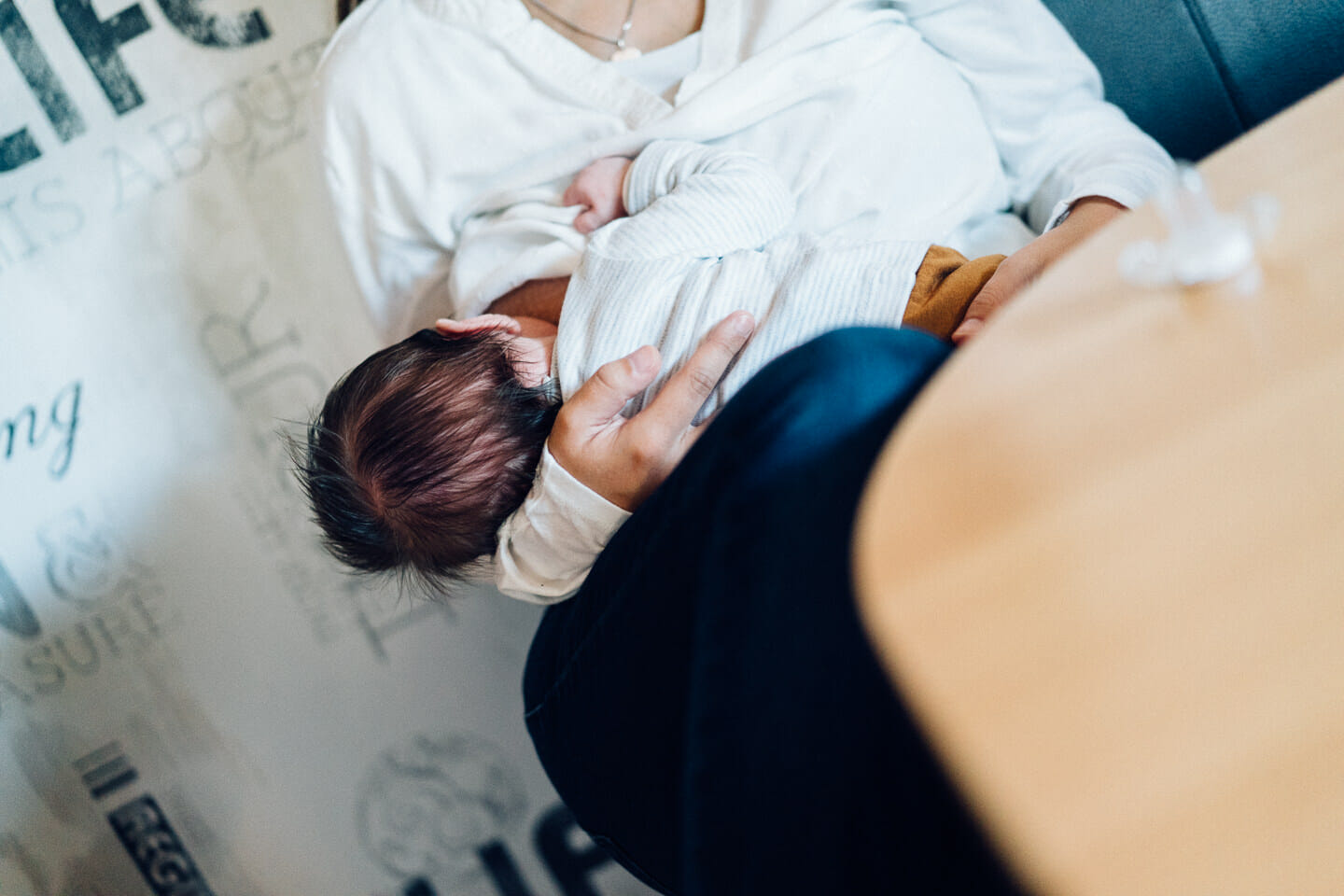 Familienfotograf Karlsruhe Homestory Newborn Fotoshooting Natuerliche Fotografie Echtes Leben Echte Fotografie Neugeborenenfotografie