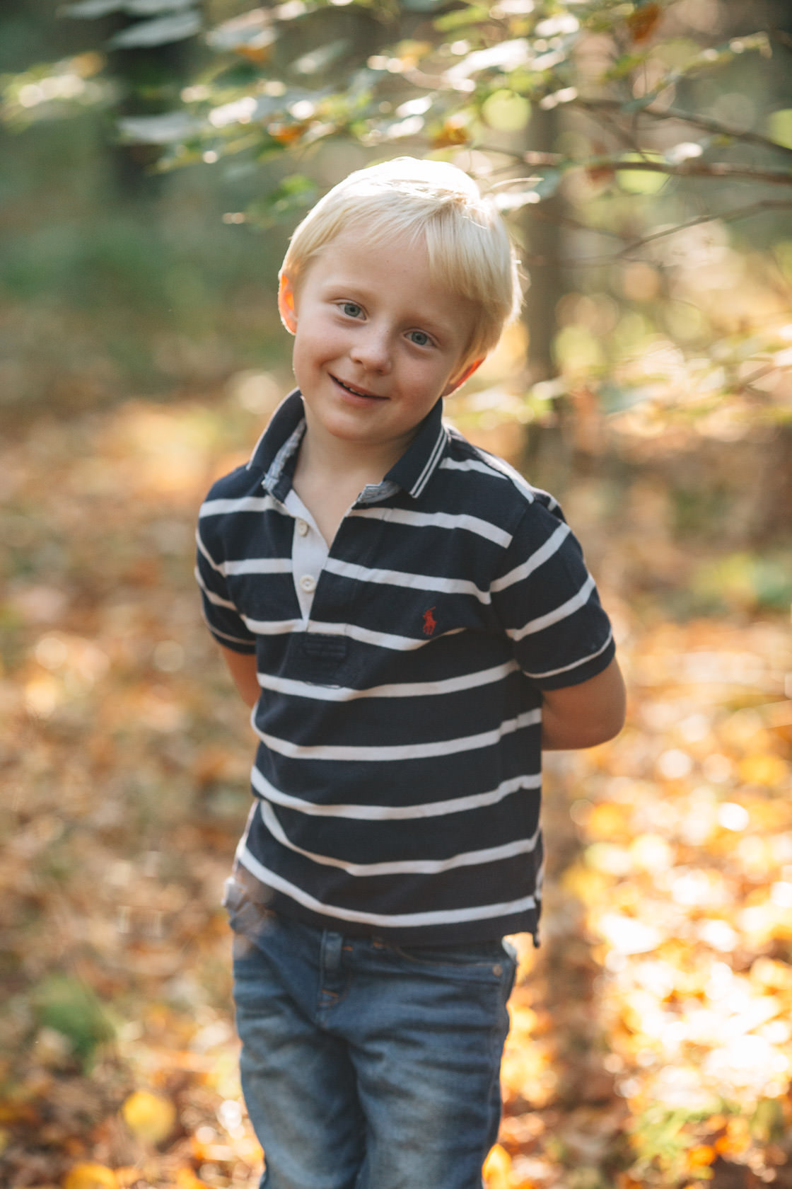 Familienfotos im Herbst in Waghäusel Familie Anders Herbstlaub Gegenlicht Quatsch Spaß