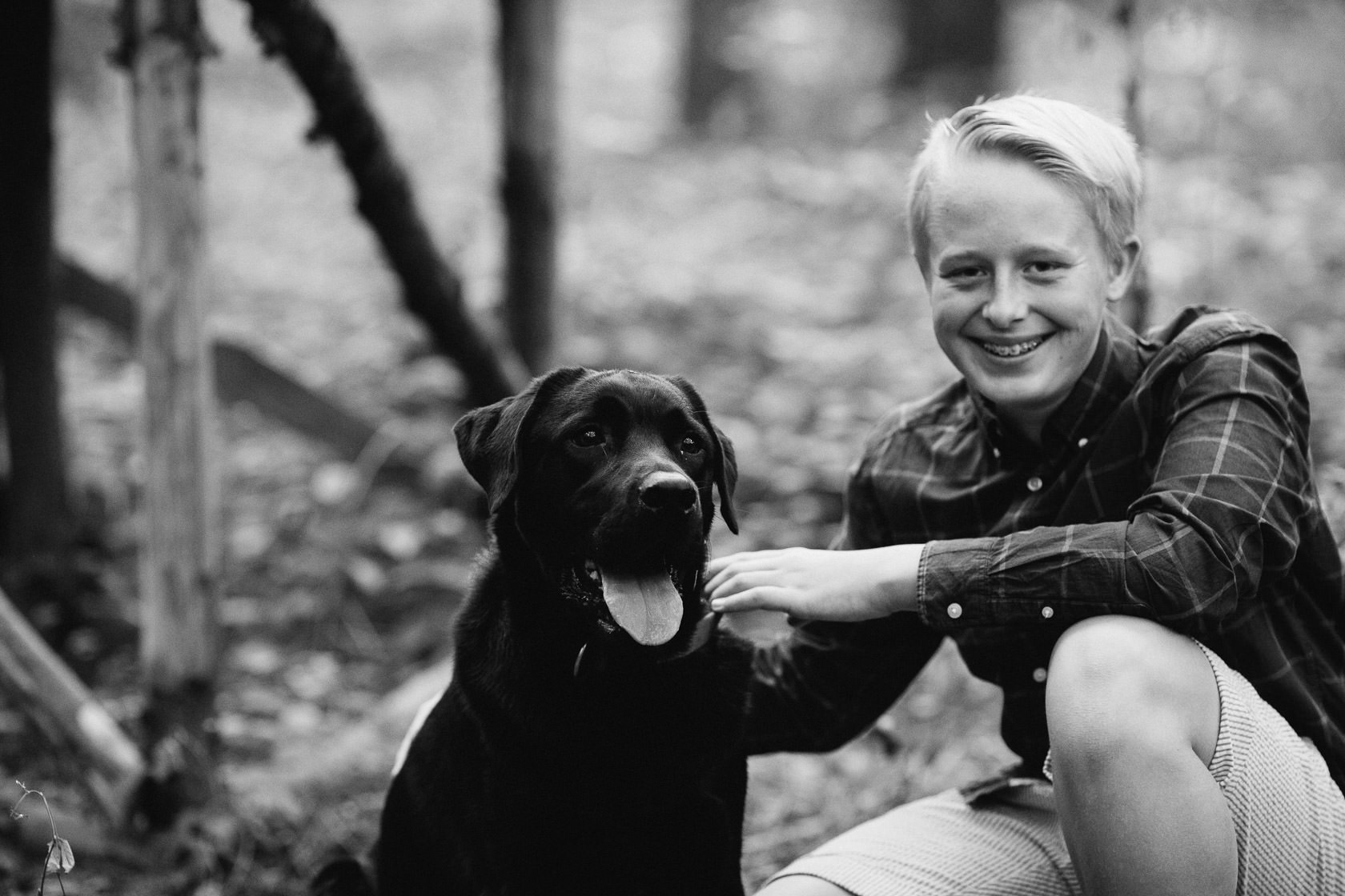 Familienfotos im Herbst in Waghäusel Familie Anders SW Schwarzweiss Blackandwhite Wald Herbstlaub