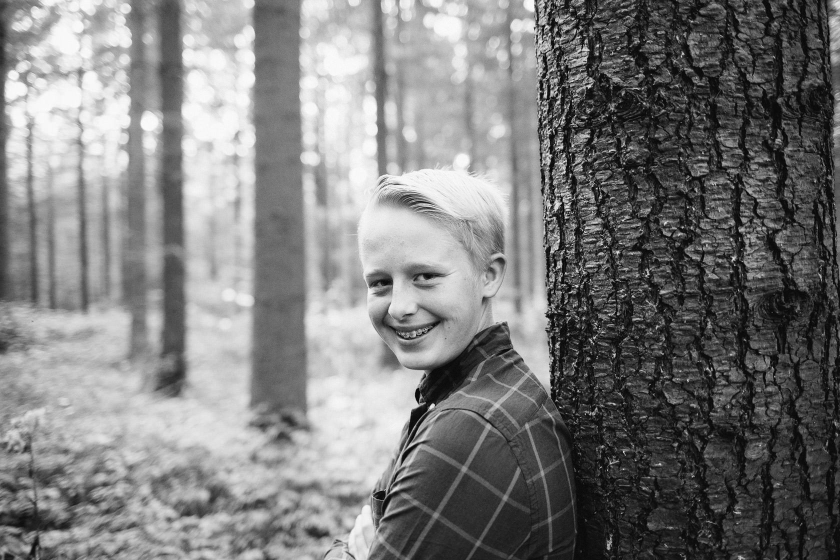 Familienfotos im Herbst in Waghäusel Familie Anders SW Schwarzweiss Blackandwhite Wald Herbstlaub