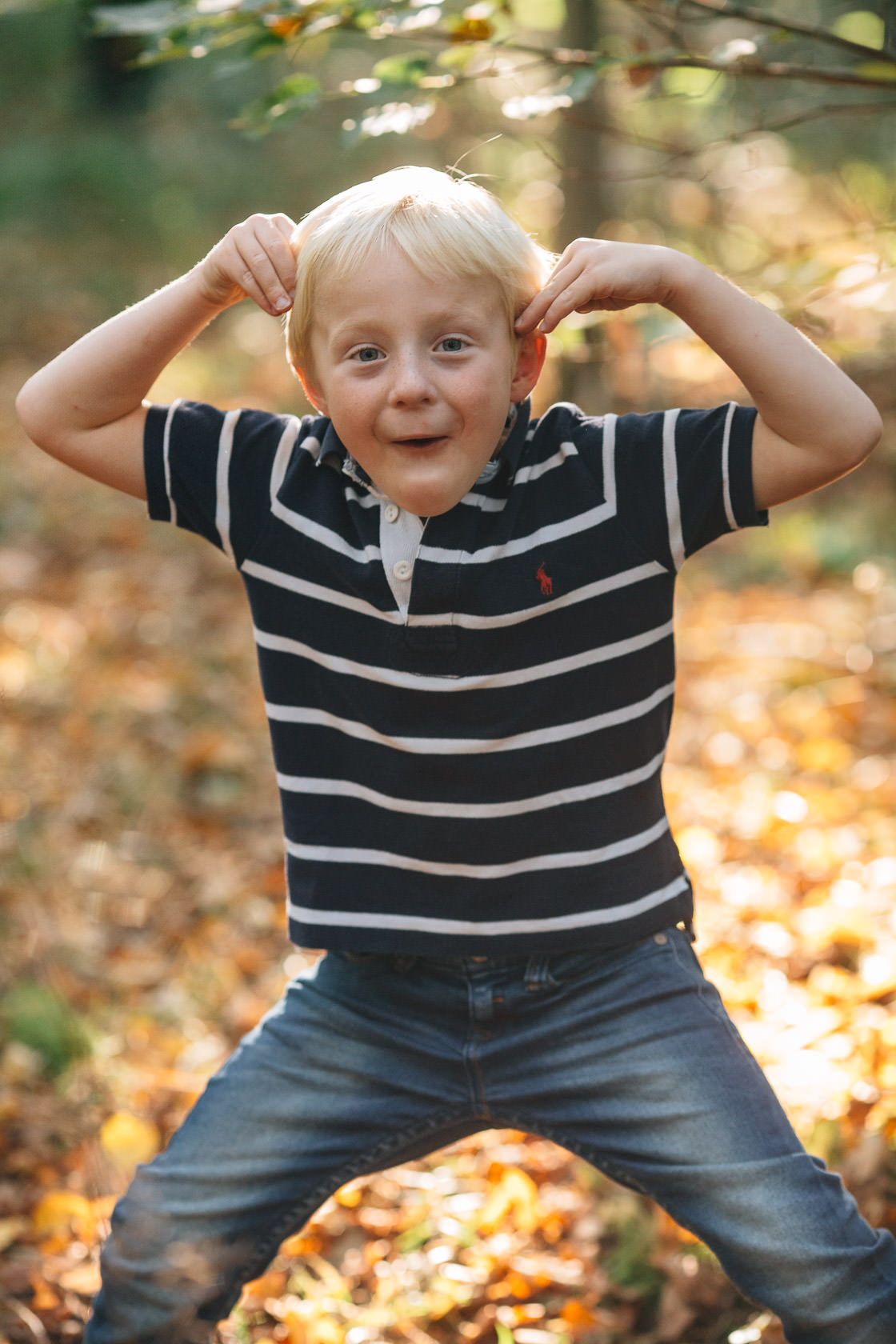 Familienfotos im Herbst in Waghäusel Familie Anders Herbstlaub Gegenlicht Quatsch Spaß