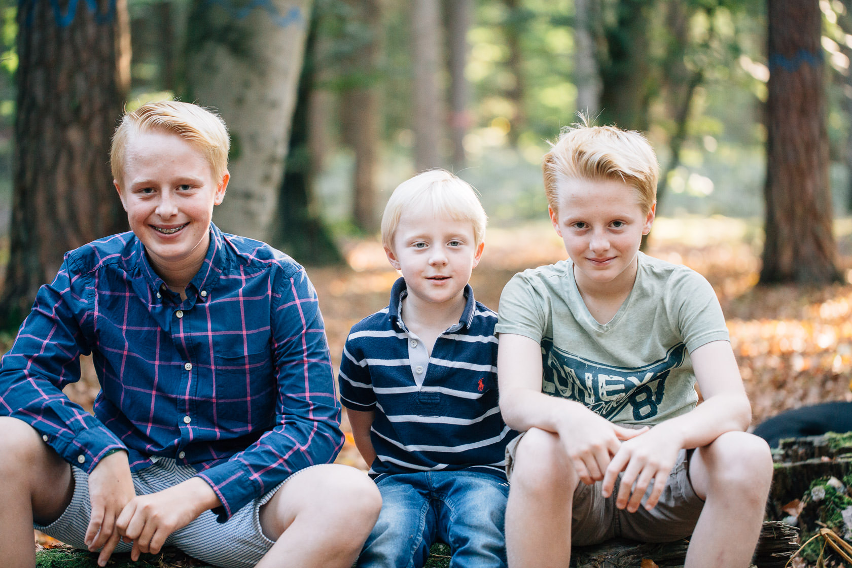Familienfotos im Herbst in Waghäusel Familie Anders Geschwister Brüder Baumstamm Gegenlicht Herbstwald Wald