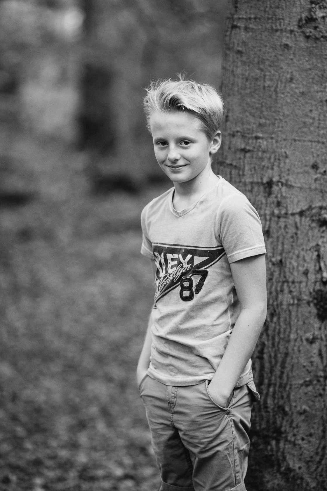 Familienfotos im Herbst in Waghäusel Familie Anders SW Schwarzweiss Blackandwhite Wald Herbstlaub