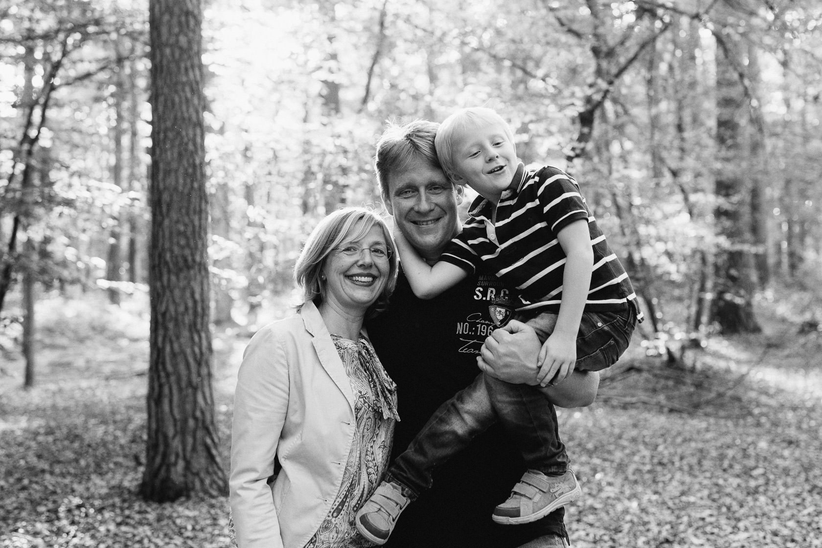 Familienfotos im Herbst in Waghäusel Familie Anders SW Schwarzweiss Blackandwhite Wald Herbstlaub
