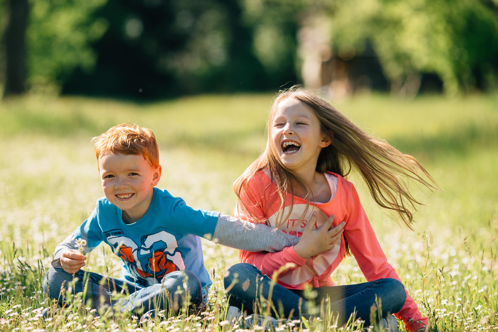 Familienfotos in der Natur Familienfotograf Karlsruhe Sommerfotos Pusteblumen Familienfotografie Fotograf