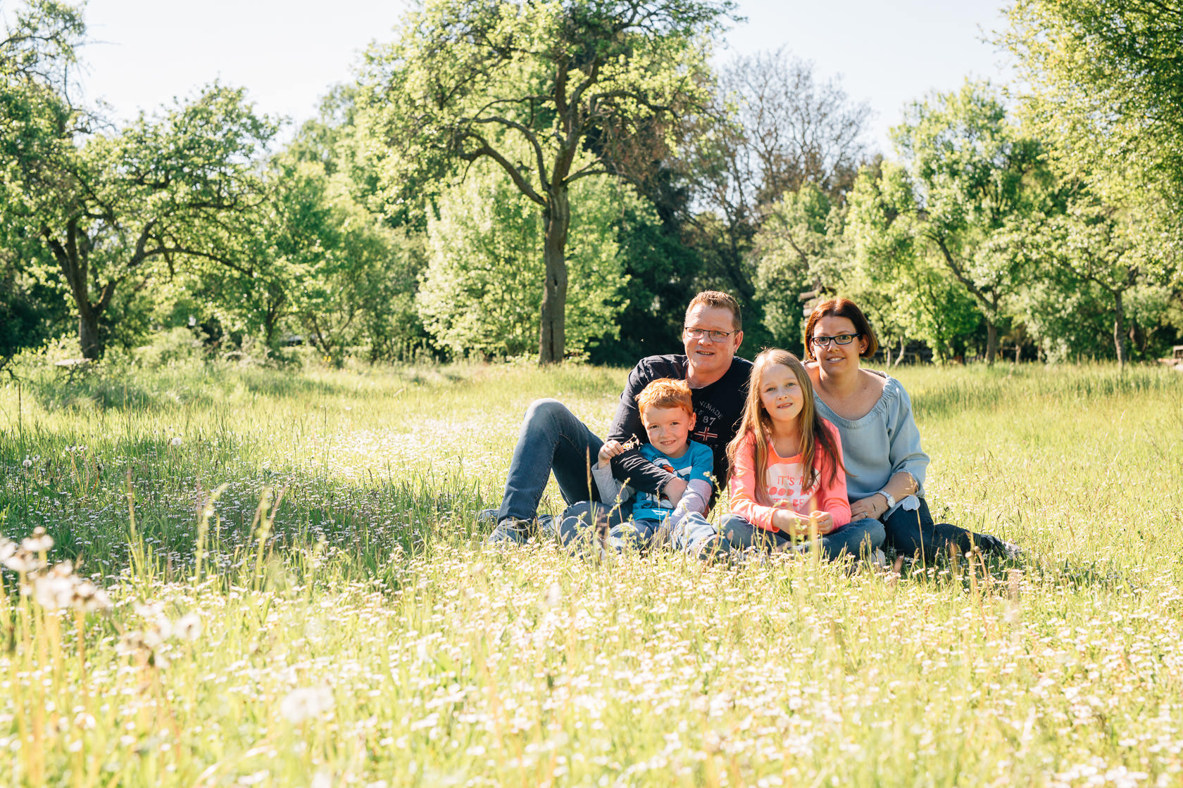 Familienfotos in der Natur Familienfotograf Karlsruhe Sommerfotos Pusteblumen Familienfotografie Fotograf