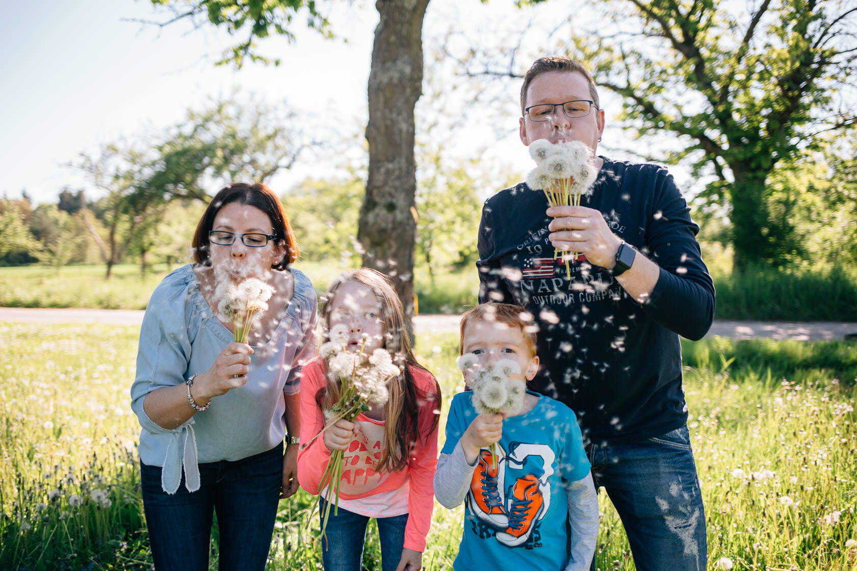 Familienfotos in der Natur Familienfotografie Karlsruhe Sommerfotos Pusteblumen Familienfotografie Fotograf