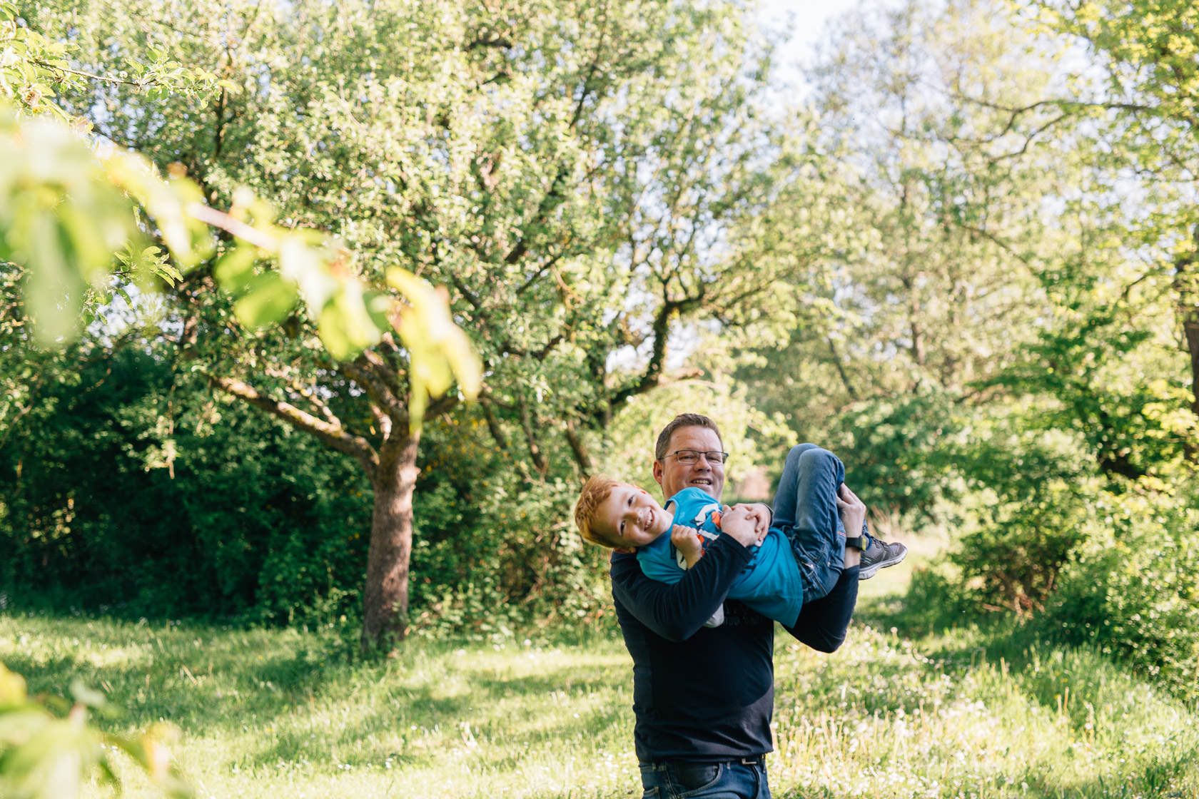 Familienfotos in der Natur Familienfotograf Karlsruhe Sommerfotos Pusteblumen Familienfotografie Fotograf