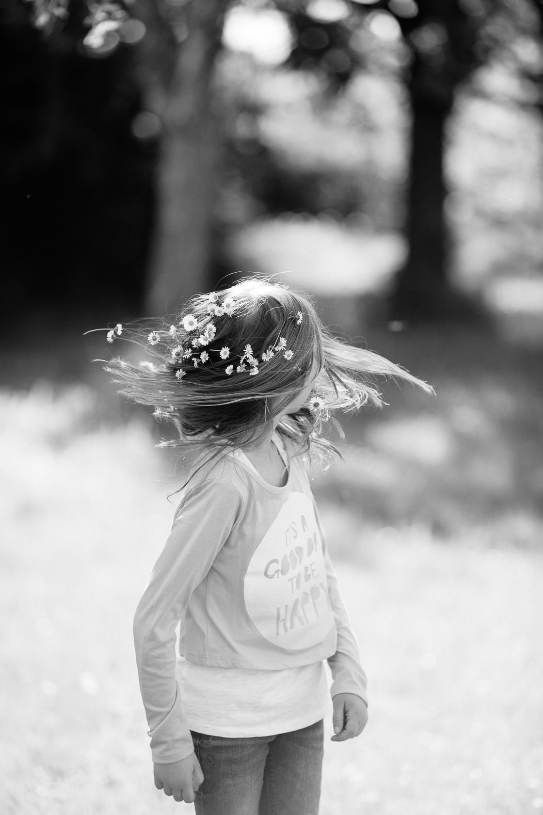 Familienfotos in der Natur Familienfotograf Karlsruhe Sommerfotos Pusteblumen Familienfotografie Fotograf