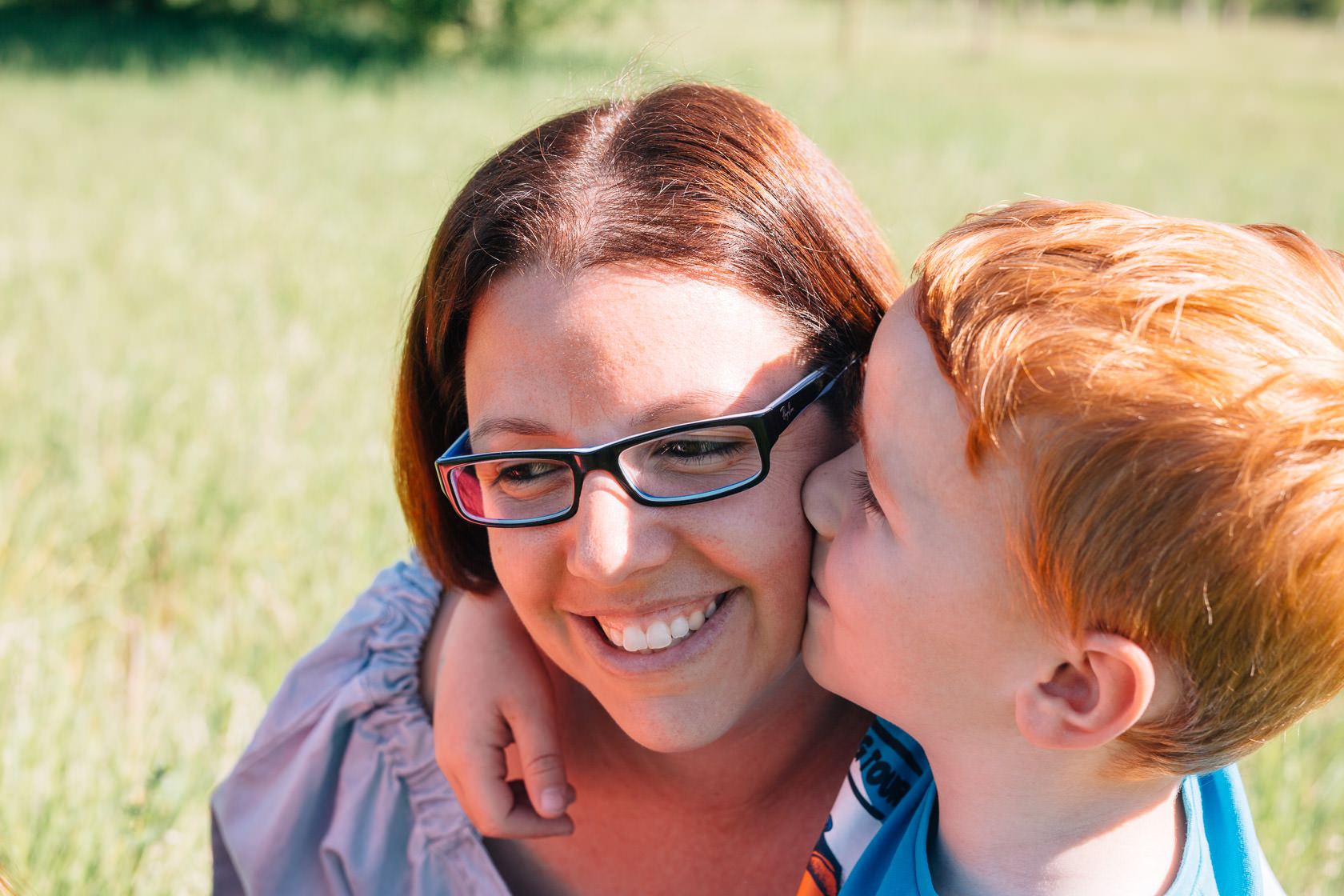 Familienfotos in der Natur Familienfotograf Karlsruhe Sommerfotos Pusteblumen Familienfotografie Fotograf