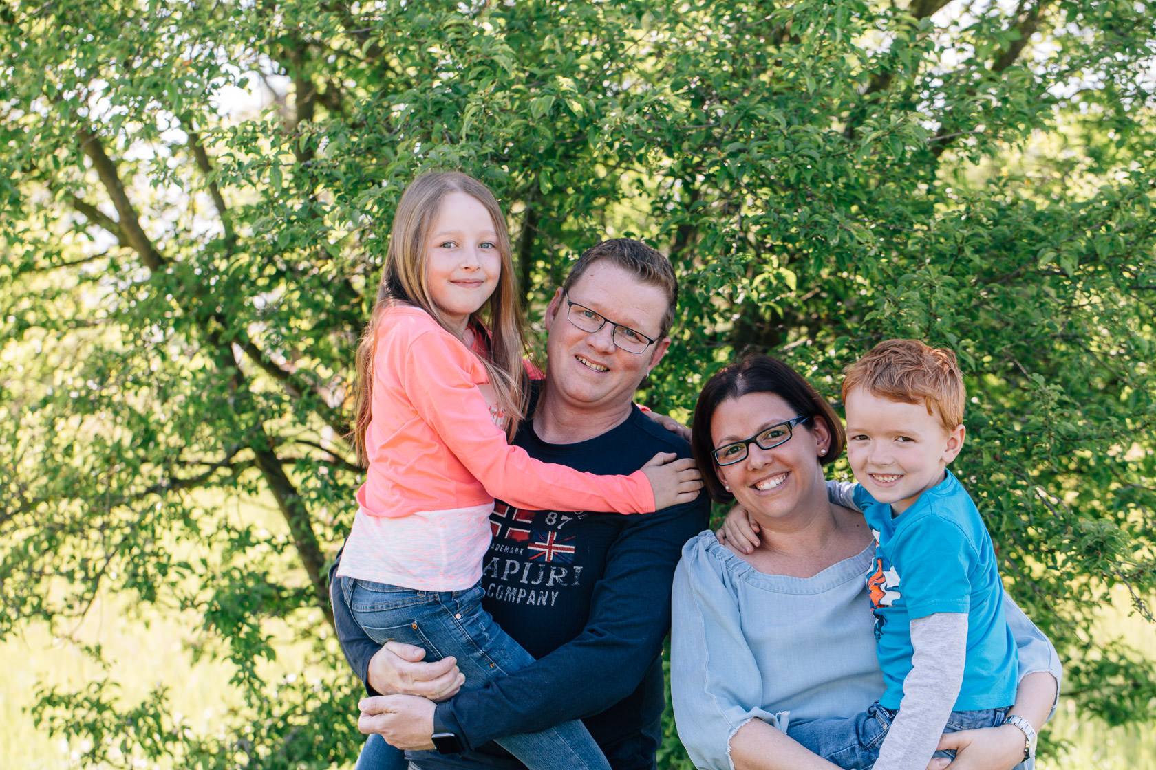 Familienfotos in der Natur Familienfotograf Karlsruhe Sommerfotos Pusteblumen Familienfotografie Fotograf