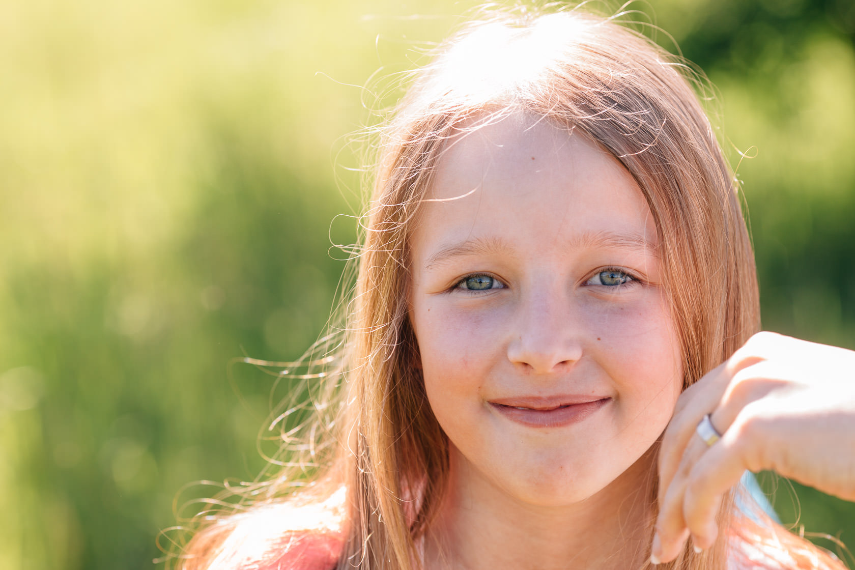 Familienfotos in der Natur Familienfotograf Karlsruhe Sommerfotos Pusteblumen Familienfotografie Fotograf