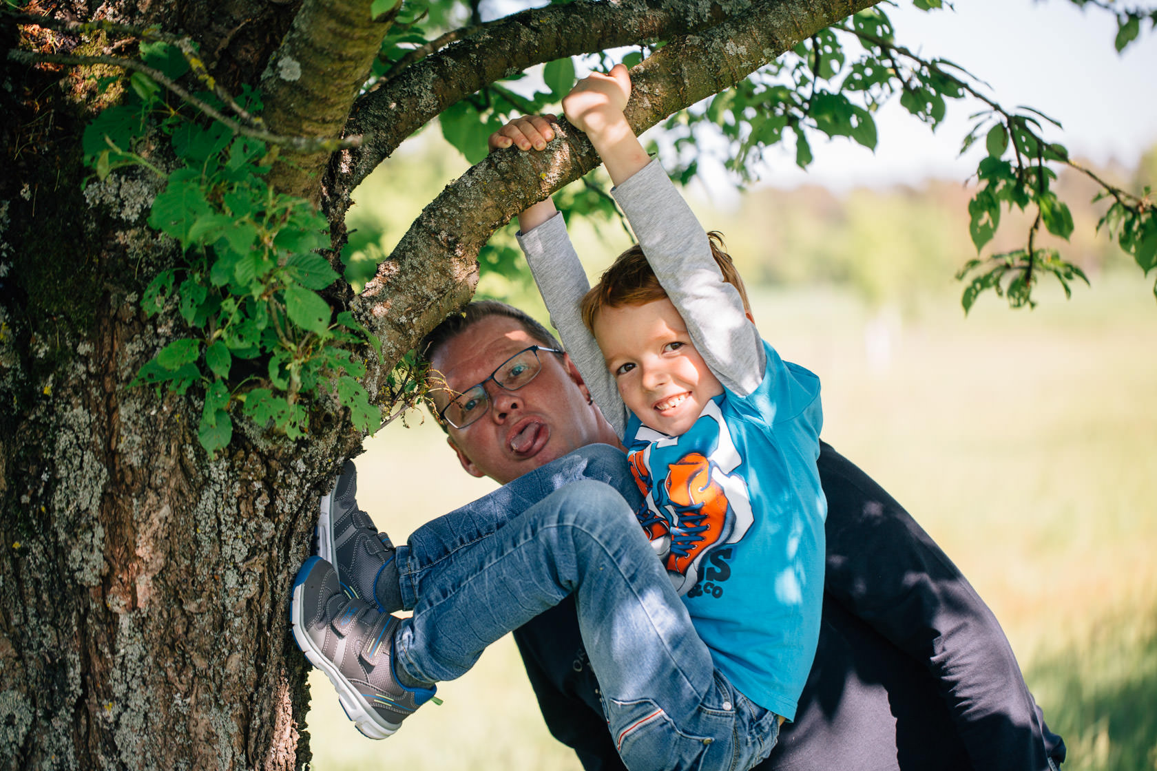 Familienfotos in der Natur Familienfotograf Karlsruhe Sommerfotos Pusteblumen Familienfotografie Fotograf