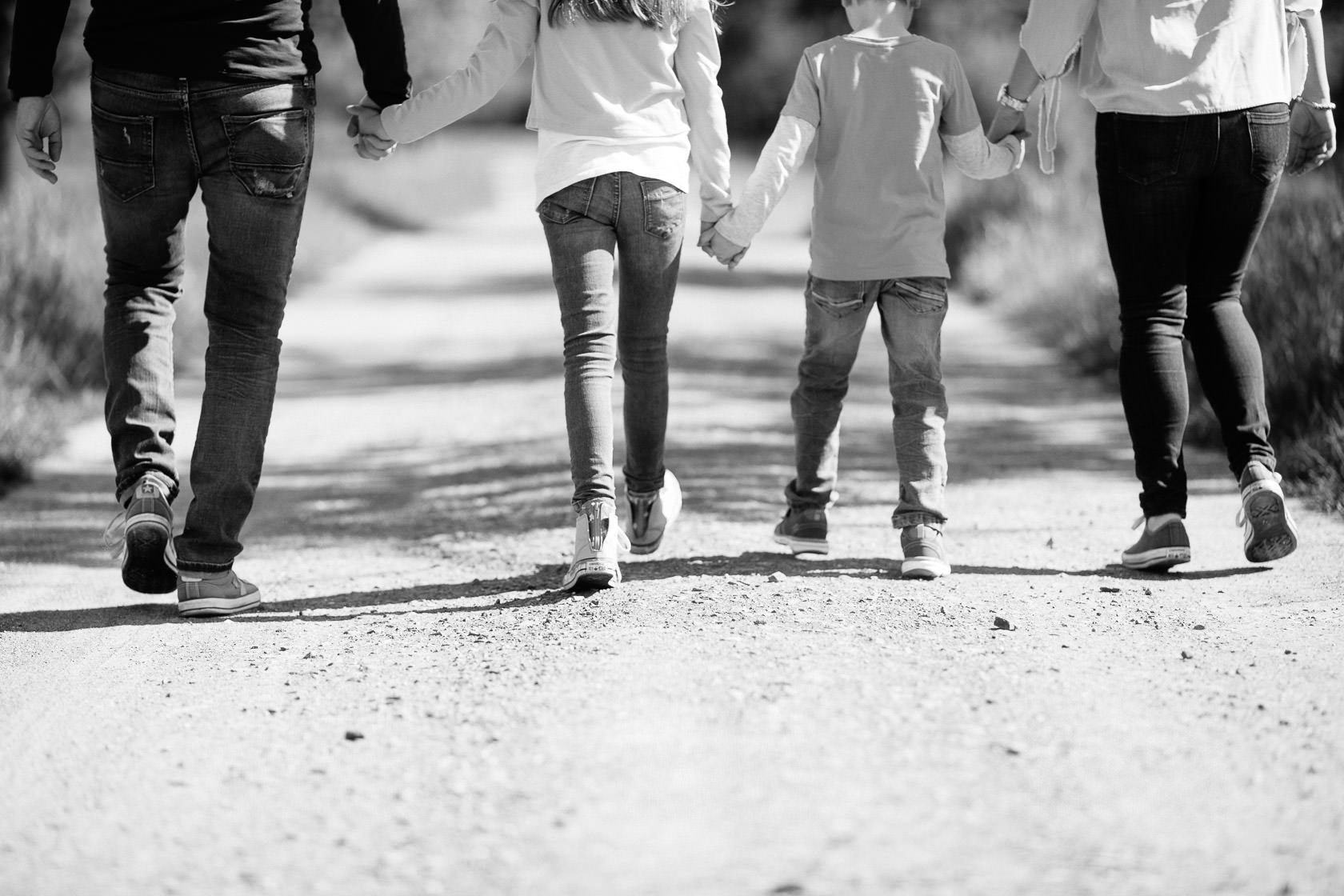 Familienfotos in der Natur Familienfotograf Karlsruhe Sommerfotos Pusteblumen Familienfotografie Fotograf