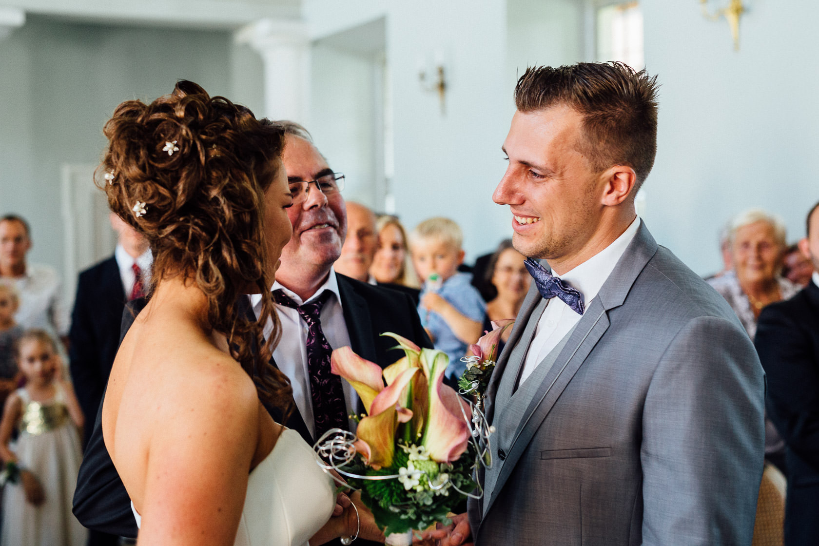 Freie Trauung Jenny und Mathias im Schloss Schwetzingen Übergabe der Braut vom Vater