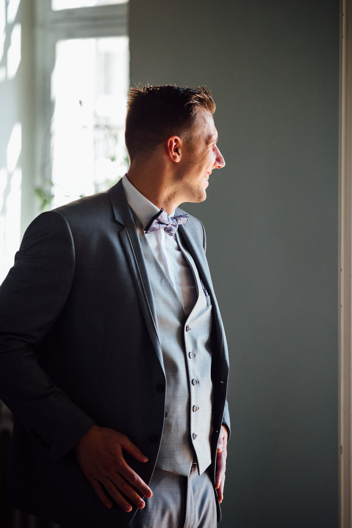 Freie Trauung Jenny und Mathias im Schloss Schwetzingen Wartender Bräutigam