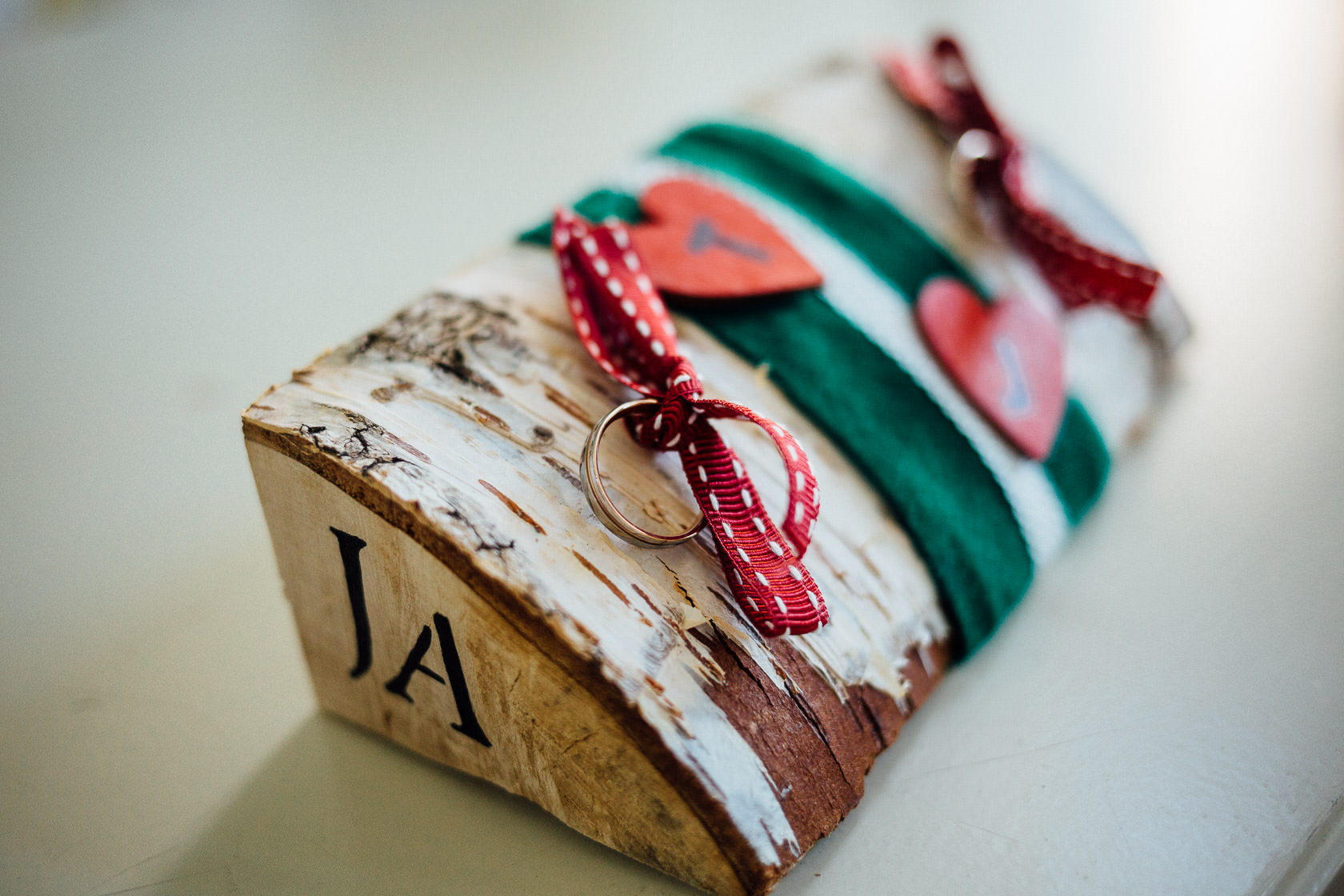 Freie Trauung Jenny und Mathias im Schloss Schwetzingen Individuelles Ringkissen aus Holz