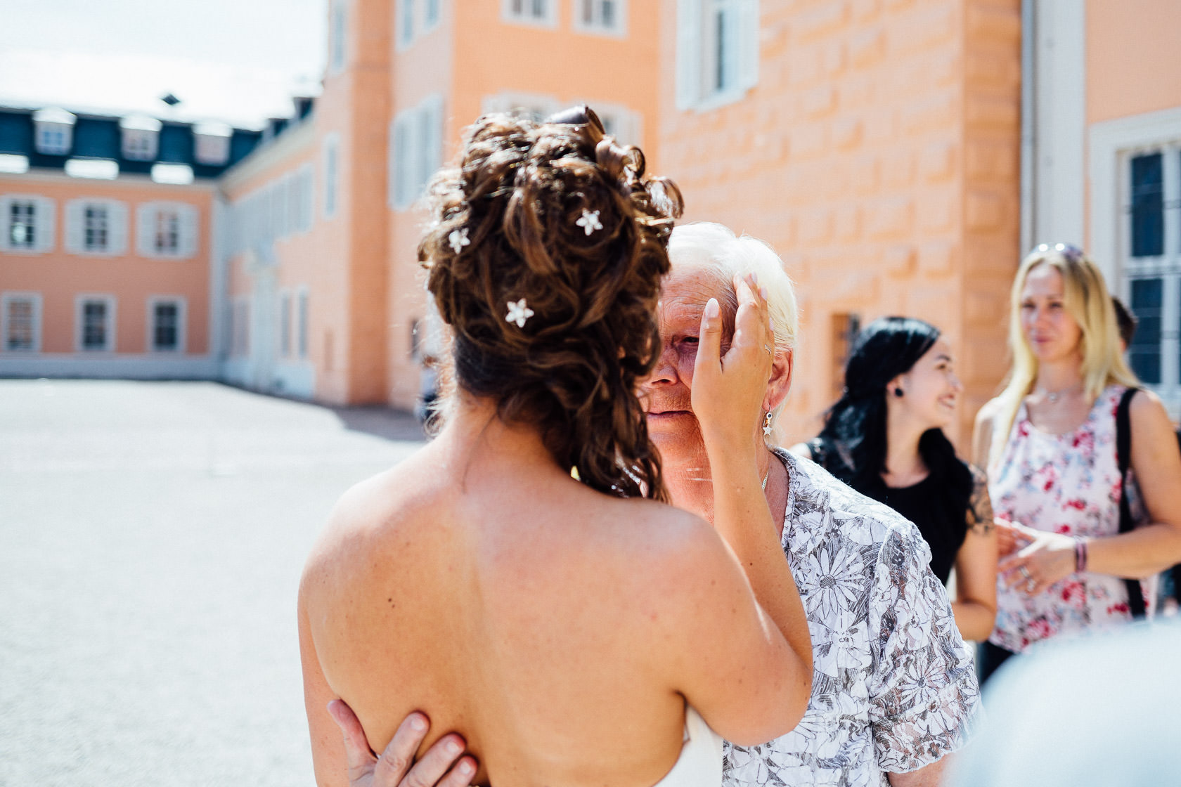 Freie Trauung Jenny und Mathias im Schloss Schwetzingen Gratulationen vor der Kapelle