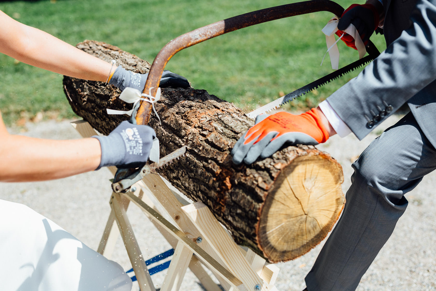 Freie Trauung Jenny und Mathias im Schloss Schwetzingen Brautpaar zersägt Baumstamm