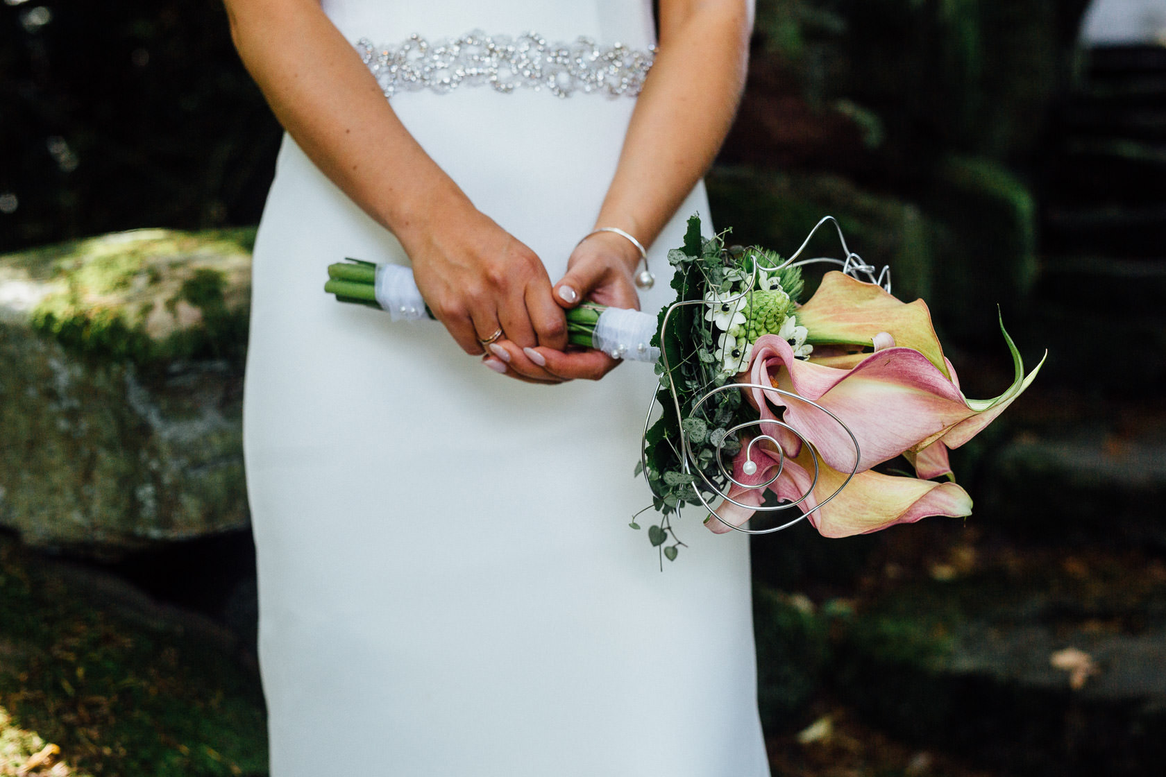 Freie Trauung Jenny und Mathias im Schloss Schwetzingen Brautpaarfotos Paarfotos Paarportraits Schlossgarten Schwetzingen Brautstrauss Details Kreative Hochzeitsfotos