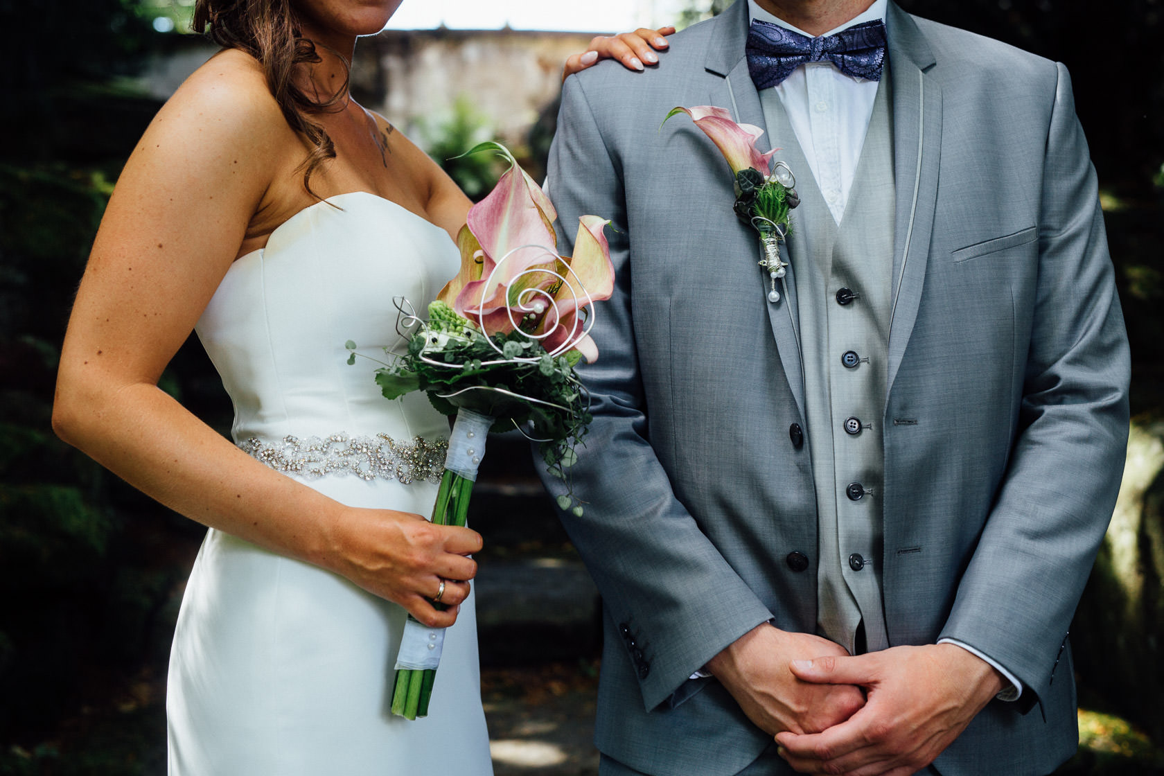 Freie Trauung Jenny und Mathias im Schloss Schwetzingen Brautpaarfotos Paarfotos Paarportraits Schlossgarten Schwetzingen Brautstrauss Details Kreative Hochzeitsfotos