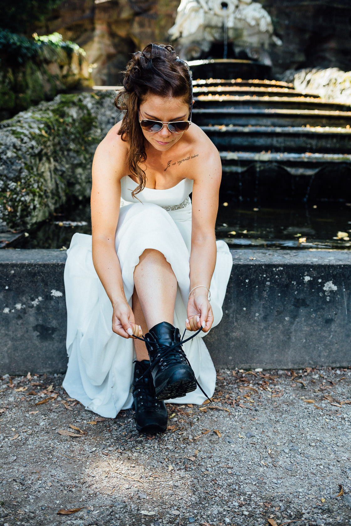 Freie Trauung Jenny und Mathias im Schloss Schwetzingen Brautpaarfotos Paarfotos Paarportraits Schlossgarten Schwetzingen Brautstrauss Details Kreative Hochzeitsfotos