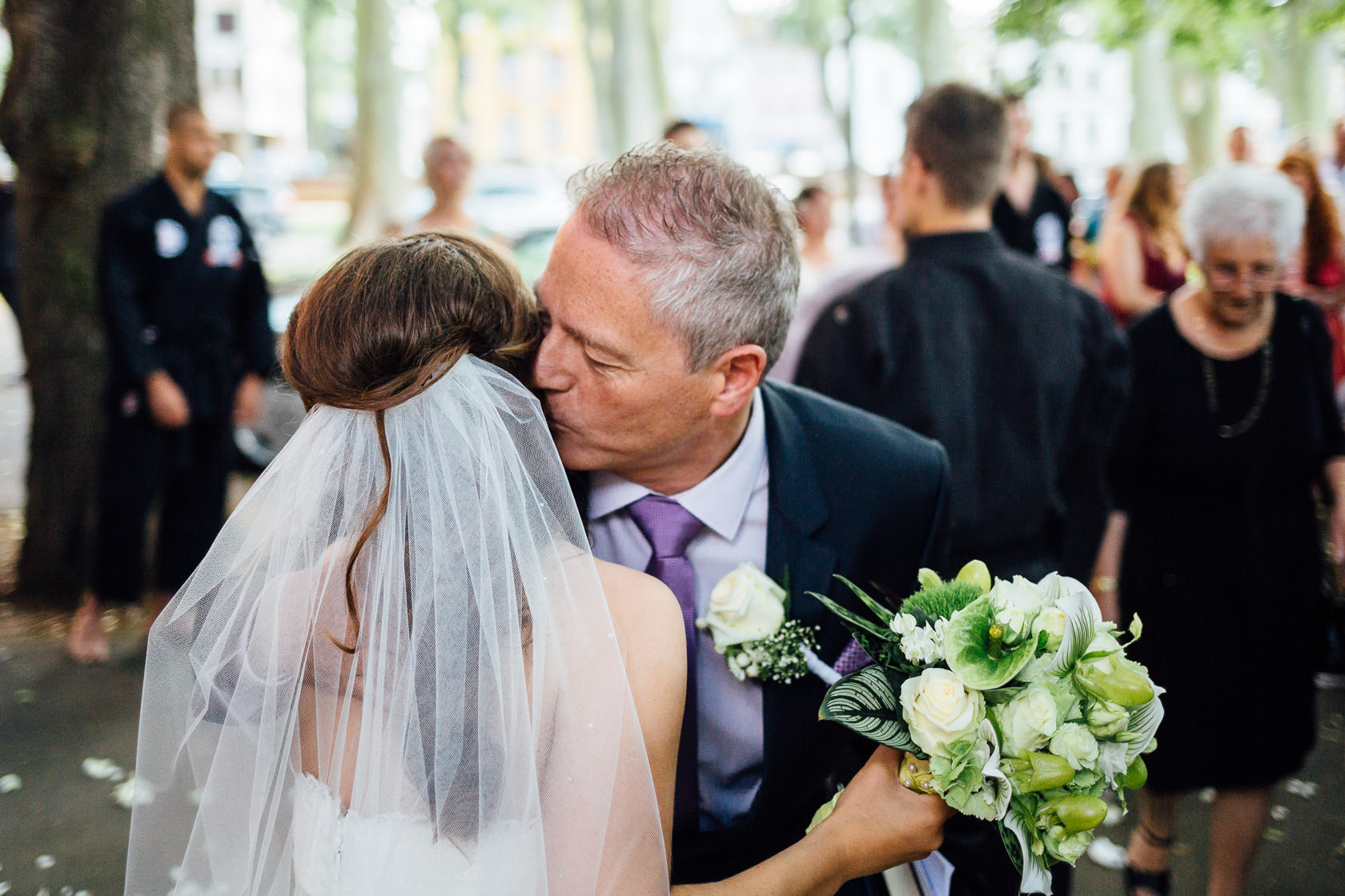 Gratulationen vor der Pauluskirsche nach der Hochzeit