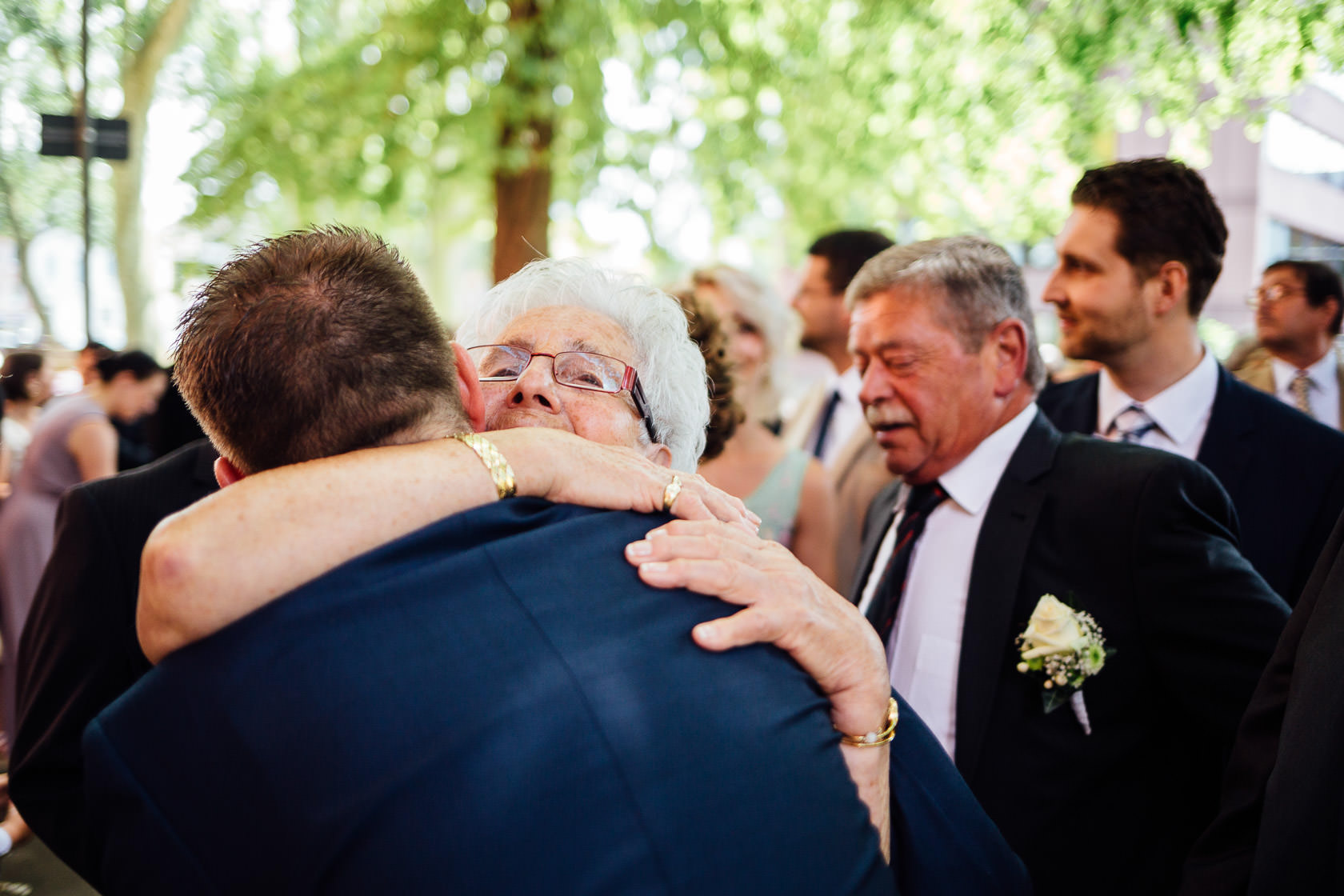 Gratulationen vor der Pauluskirsche nach der Hochzeit