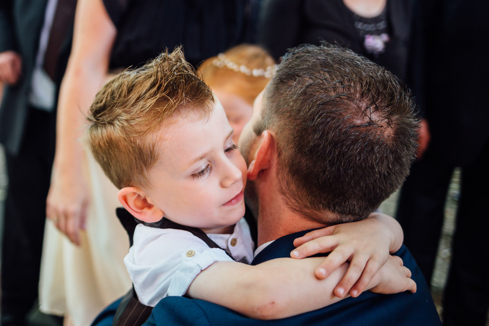 Gratulationen vor der Pauluskirsche nach der Hochzeit