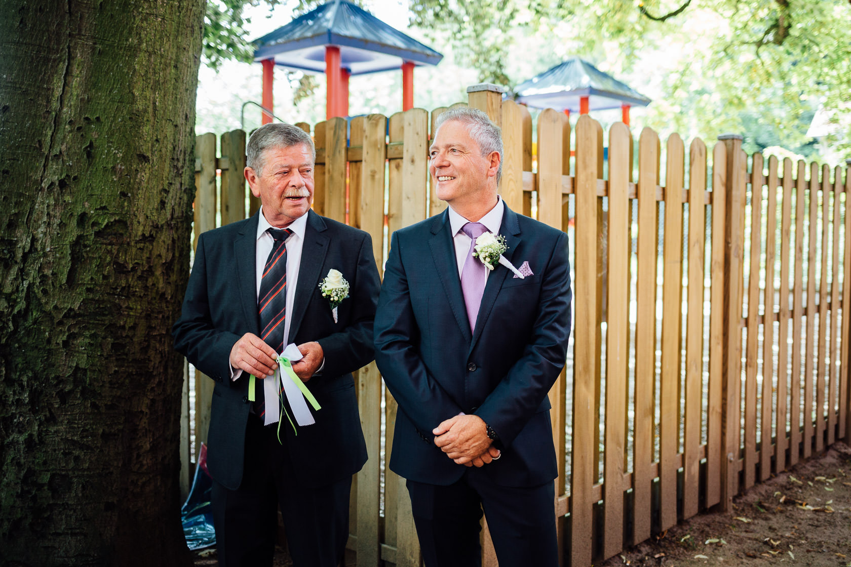 Gratulationen vor der Pauluskirsche nach der Hochzeit