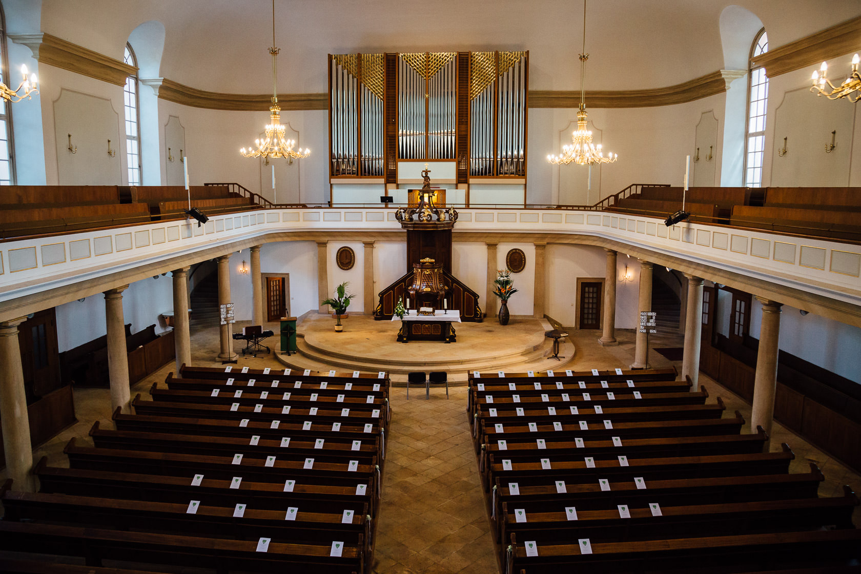Hochzeit Carmen und Dirk in Bad Kreuznach Trauung in der Pauluskirche Blick von oben mit Liedheften