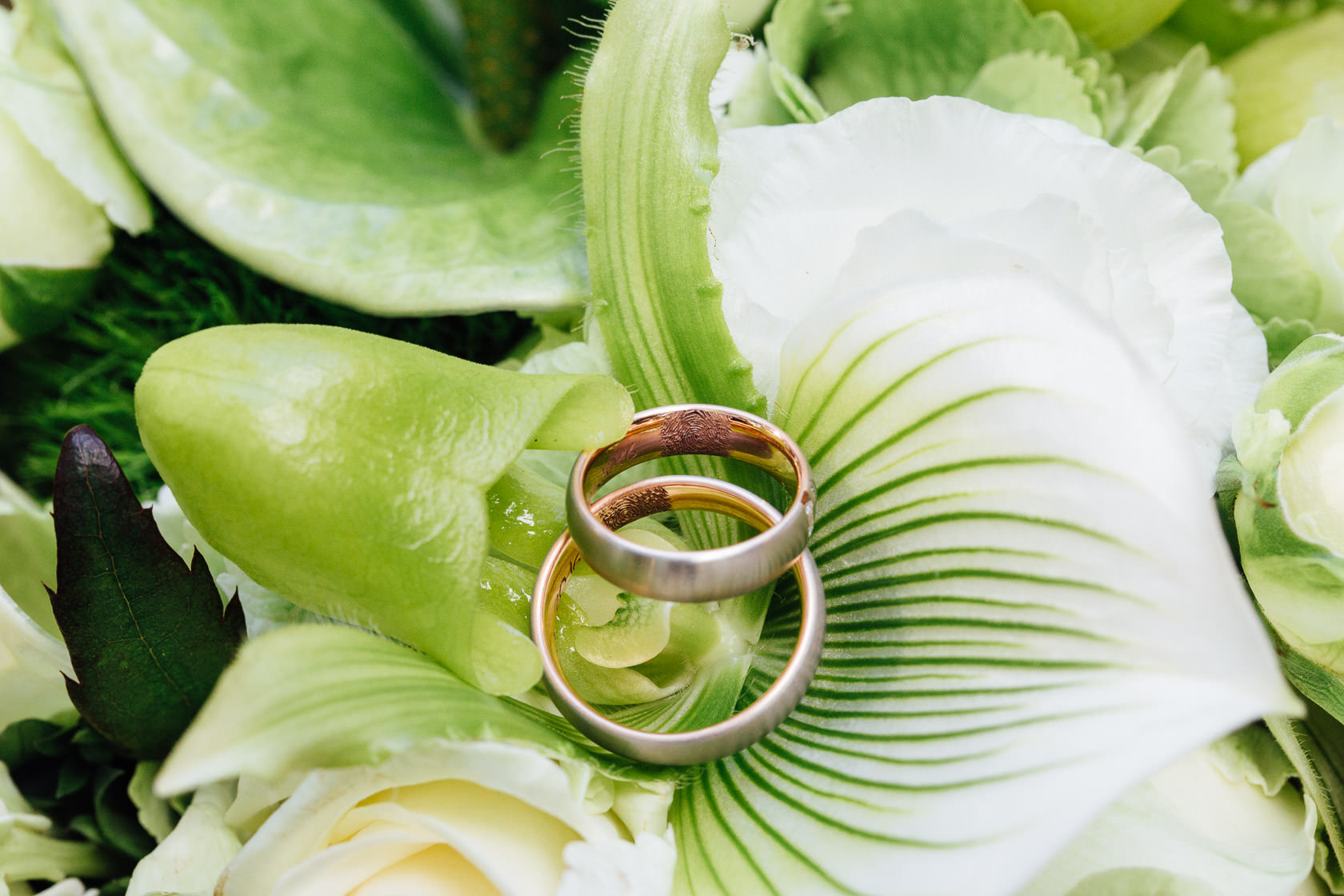 Hochzeit Carmen und Dirk in Bad Kreuznach Eheringe und Brautstrauss