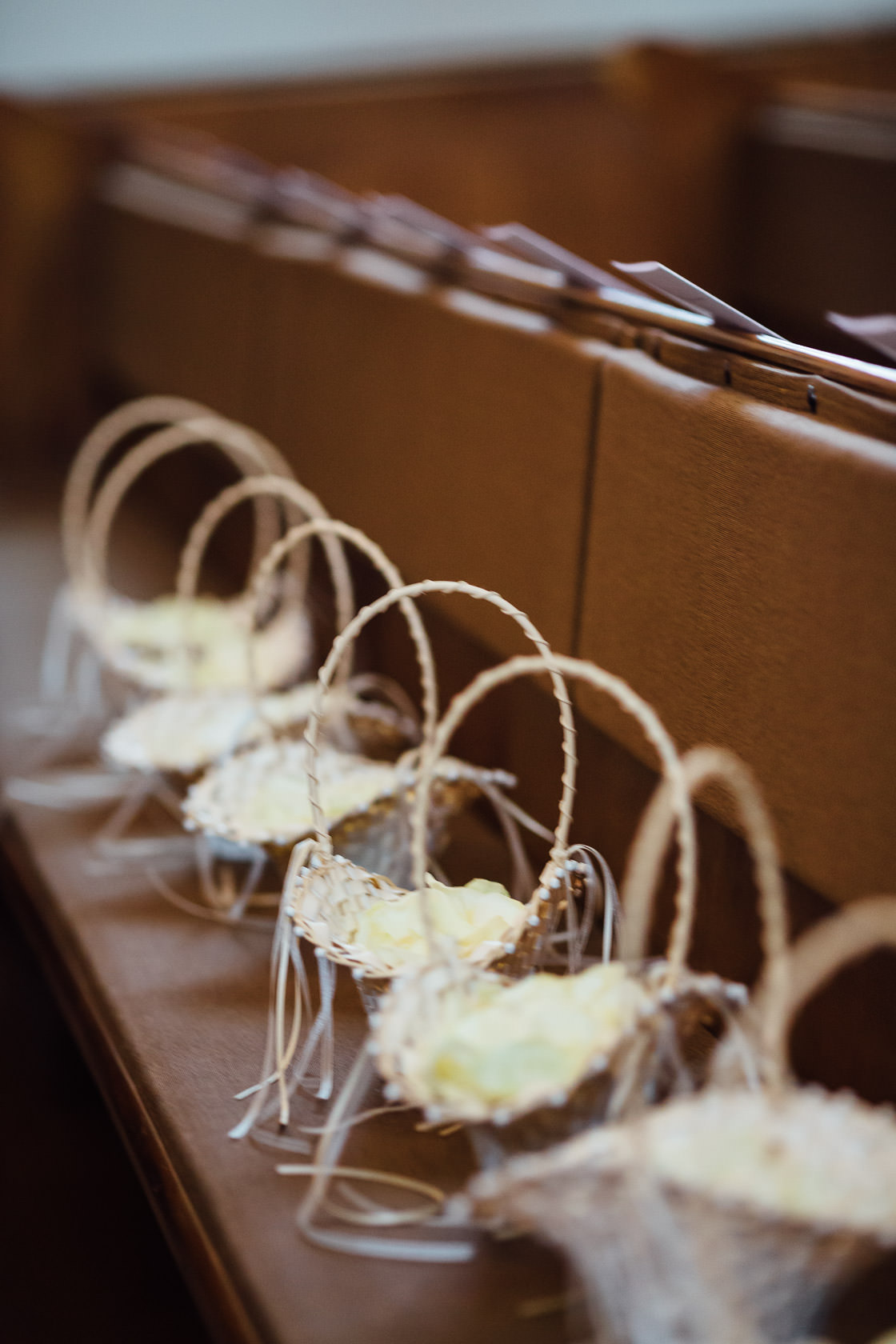 Hochzeit Carmen und Dirk in Bad Kreuznach Trauung in der Pauluskirche Blumenkörbe für Blumenkindern