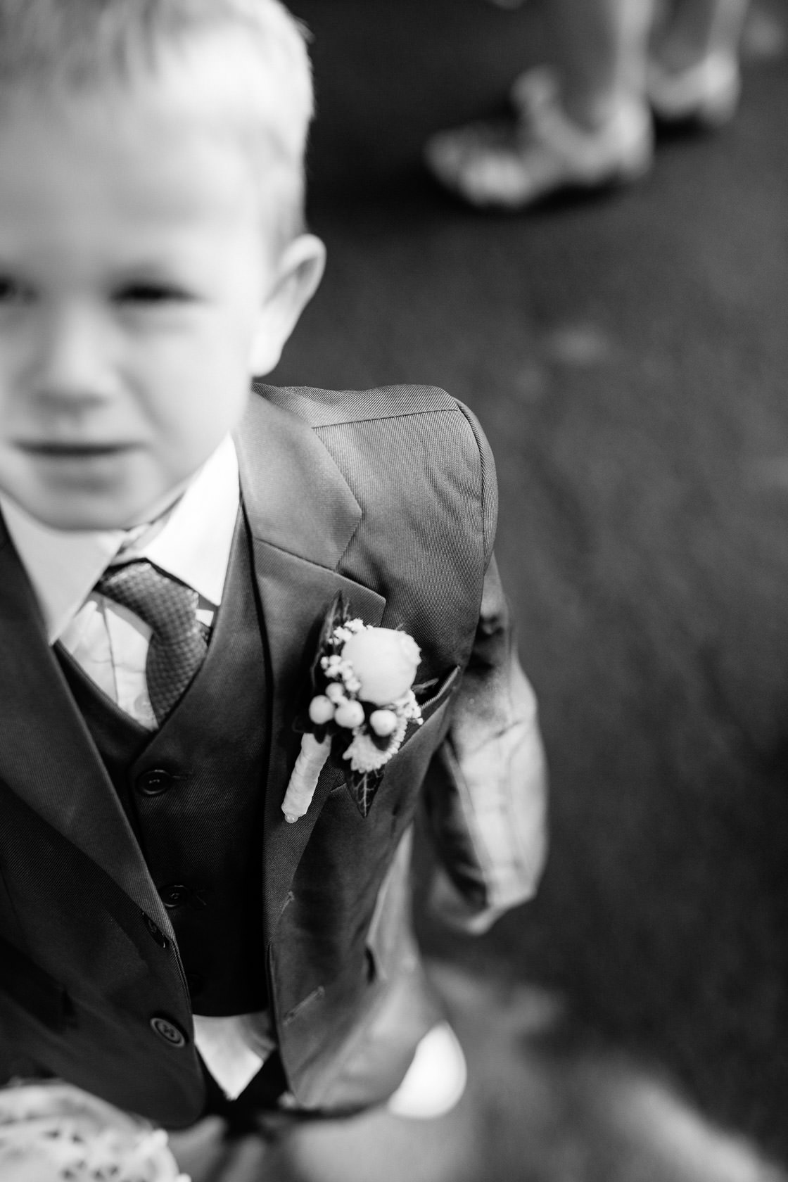 Hochzeit Carmen und Dirk in Bad Kreuznach Trauung in der Pauluskirche Blumenanstecker der Blumenkinder