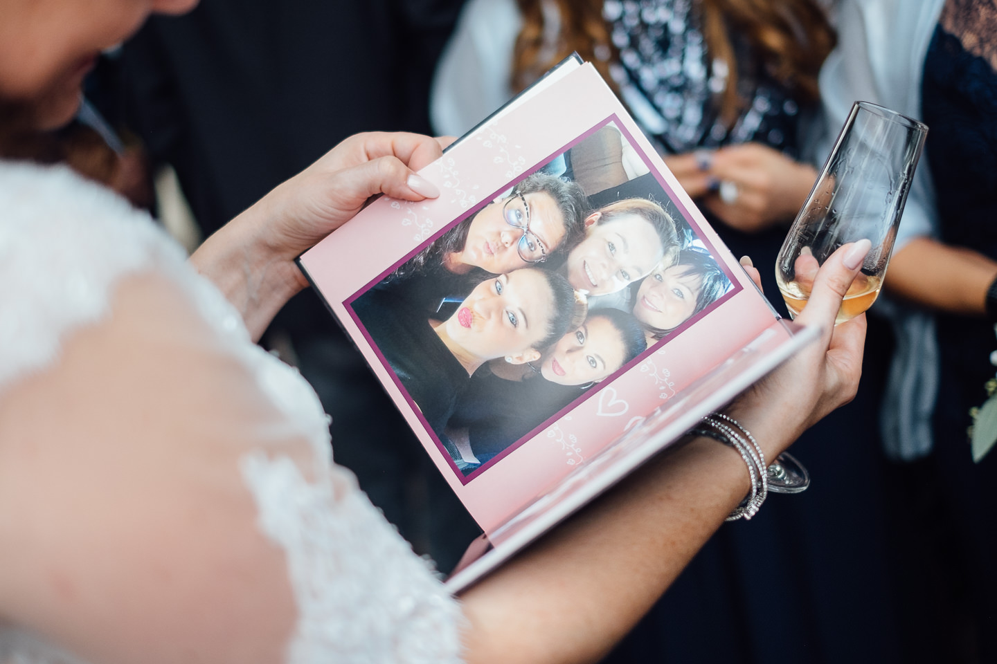 Hochzeitsfotograf Kraichgau Weingut Heitlinger Xenia und Florian Feier im Weingut Hochzeitsfeier