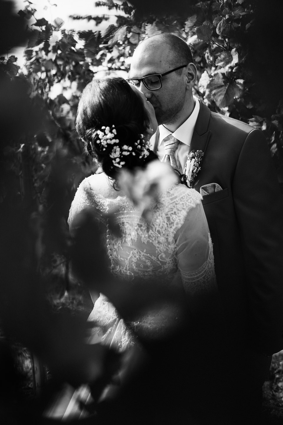 Hochzeitsfotograf Kraichgau Weingut Heitlinger Xenia und Florian Brautpaarfotos Brautportrait Weinberge Vineyard Vineyard Bridal Portraits Emotional Kraichtal