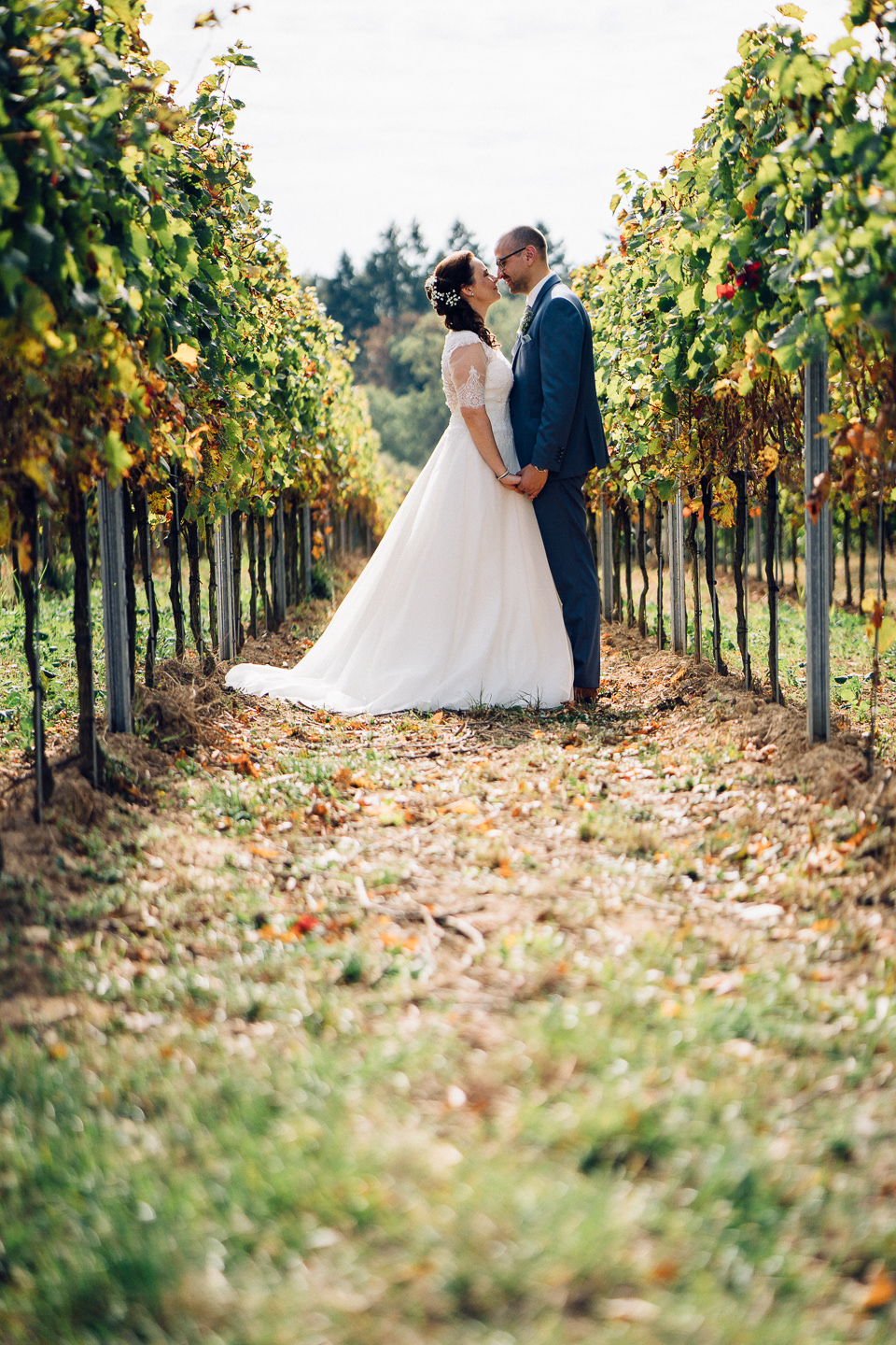 Hochzeitsfotograf Kraichgau Weingut Heitlinger Xenia und Florian Brautpaarfotos Brautportrait Weinberge Vineyard Vineyard Bridal Portraits Emotional Kraichtal